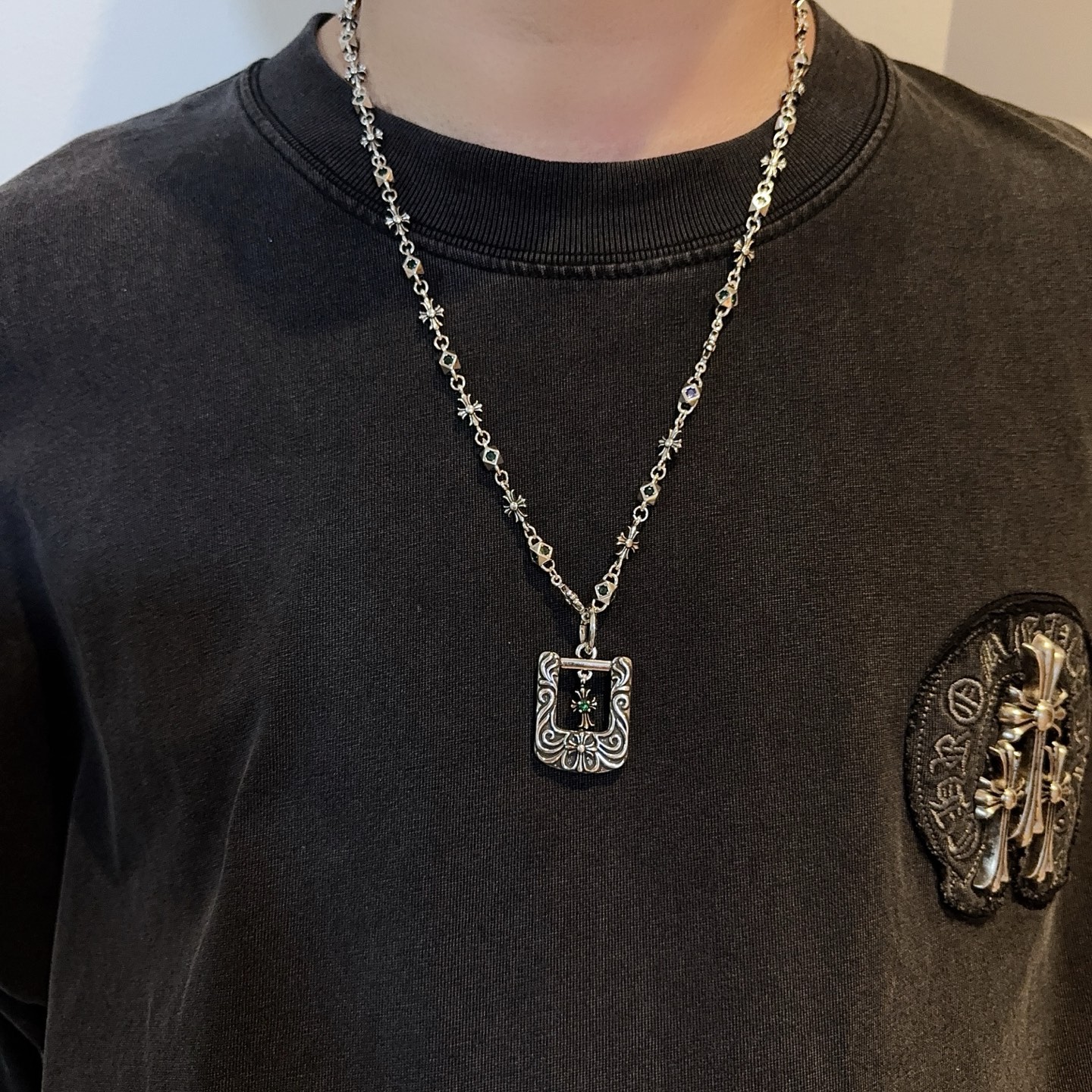 NO:589146,New [counter quality] Chrome Hearts classic retro multi-element green diamond necklace, square cross pendant, different pattern design styles with concave and convex shapes, showing a distinctive cross and Scout flower is the symbol of Chrome Hearts, so it is more durable. Genuine pattern-printed Chrome Hearts distinguishes the ordinary light version in the market. Match the version and benchmark quality. Look at the printing details, the degree of retro ash oxidation. Seiko version!  !  !  Purely handmade ~ Authentic open mold fashion essentials. Can be worn by both men and women. Same style for couples. Official website original. Rock punk Thai silver style. Retro elements. Trendy and versatile!  , jewelry boutique, chrome hearts, chrome hearts, necklace19860909新款【专柜品质】Chrome Hearts克罗心经典复古多元素绿钻项链 方牌十字架吊坠 凹凸造型不同的花纹设计风格 呈现出与众不同 十字架 童军花是克罗心的志 所以更经久不衰 正品打版Chrome Hearts克罗心 区别市场普通轻版 对版对标品质 看字印细节 复古做旧灰氧程度.精工版本！！！ 纯手工打造 ～正品开模潮流时尚必备 男女均可佩戴 情侣同款 官网原版 摇滚朋克泰银风格 复古元素 潮流百搭！,饰品精品,chrome hearts,chrome hearts,necklace,Jewelry