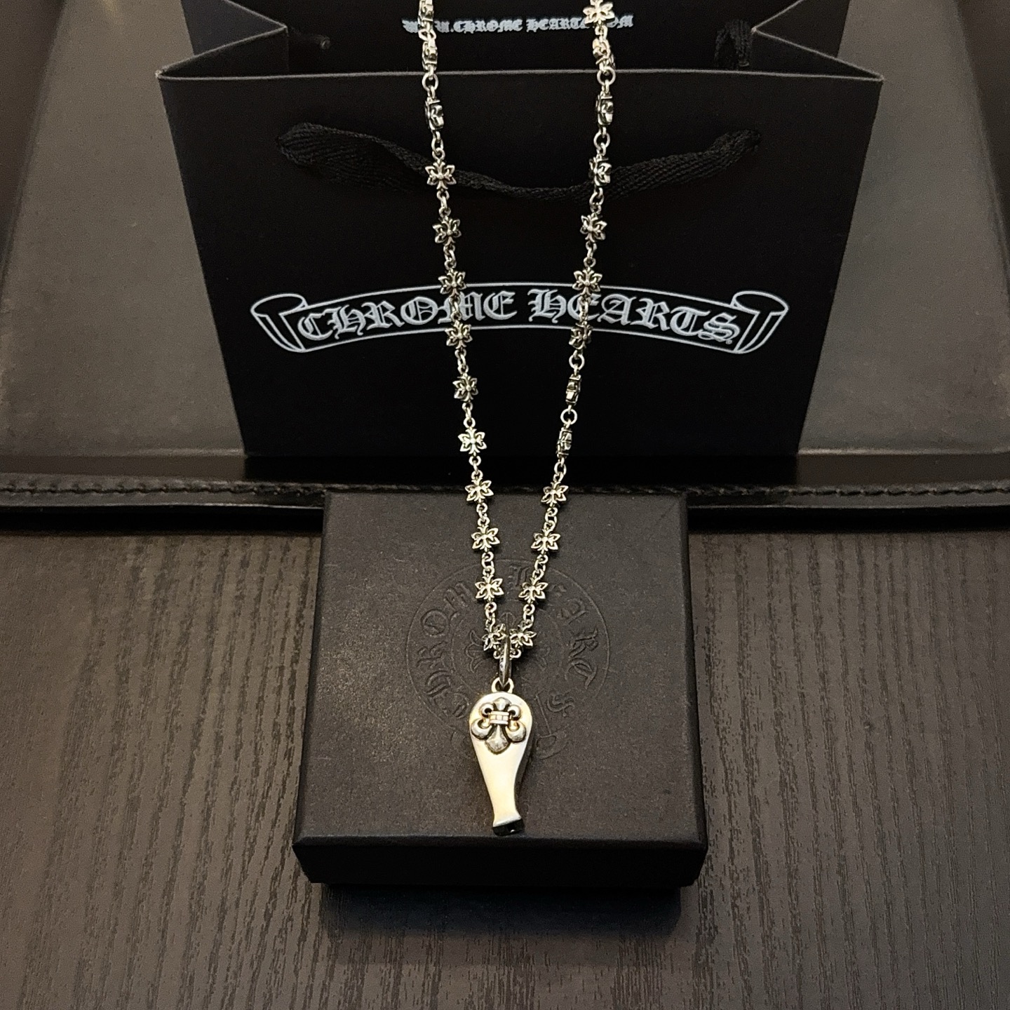 NO:589153,New [Counter Quality] Chrome Hearts Classic Retro Cross Flower Necklace Whistle Pendant Concave and Concave Shape Different Pattern Design Styles Present a Distinctive Cross Scout Flower is the symbol of Chrome Hearts, so it is more durable. Genuine pattern-printed Chrome Hearts distinguishes the ordinary light version in the market. Match the version and standard quality. Look at the printing details. The degree of retro gray oxidation. Seiko version!  !  !  Purely handmade ~ Authentic open mold fashion essentials. Can be worn by both men and women. Same style for couples. Official website original. Rock punk Thai silver style. Retro elements. Trendy and versatile!  , jewelry boutique, chrome hearts, chrome hearts, necklace19860909新款【专柜品质】Chrome Hearts克罗心经典复古十字花项链 哨子吊坠 凹凸造型不同的花纹设计风格 呈现出与众不同 十字架 童军花是克罗心的志 所以更经久不衰 正品打版Chrome Hearts克罗心 区别市场普通轻版 对版对标品质 看字印细节 复古做旧灰氧程度.精工版本！！！ 纯手工打造 ～正品开模潮流时尚必备 男女均可佩戴 情侣同款 官网原版 摇滚朋克泰银风格 复古元素 潮流百搭！,饰品精品,chrome hearts,chrome hearts,necklace,Jewelry