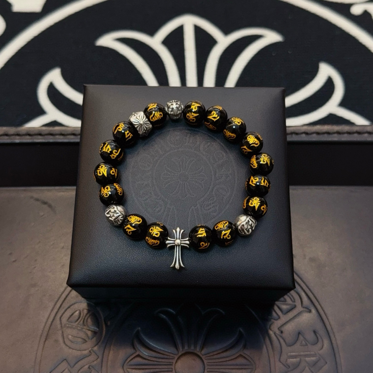 NO:589161,New [counter quality] Chrome Hearts classic retro multi-element bracelet, popular on Kuaishou/ins/Xiaohongshu, the different concave and convex shapes of the pattern design style are distinctive. The cross scout flower is the symbol of Chrome Hearts, so it is more durable. Genuine type-printed Chrome Hearts distinguishes the ordinary light version in the market. Match the version and benchmark quality. Look at the printing details. The degree of retro gray oxidation. Seiko version!  , jewelry boutique, chrome hearts, chrome hearts, bracelet19860909新款【专柜品质】Chrome Hearts克罗心 经典复古多元素手串手链 ,快手/ins/小红书热门,凹凸造型不同的花纹设计风格呈现出与众不同 十字架童军花是克罗心的标志 所以更经久不衰 正品打版Chrome Hearts克罗心 区别市场普通轻版 对版对标品质 看字印细节 复古做旧灰氧程度.精工版本！,饰品精品,chrome hearts,chrome hearts,bracelet,Jewelry