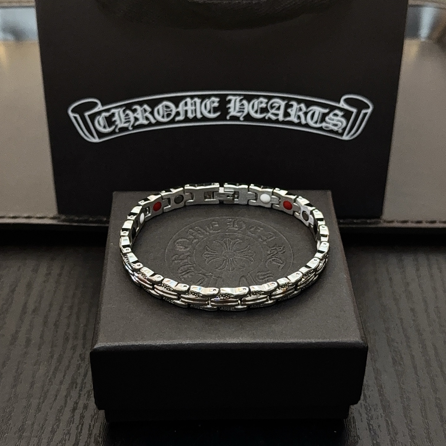 NO:589212,Batch New [Counter Quality] Chrome Hearts Classic Retro Bracelet. Concave and convex shapes with different pattern design styles, showing a distinctive cross. The Scout flower is the symbol of Chrome Hearts, so it is more durable. Genuine pattern-printed Chrome Hearts distinguishes the ordinary light version in the market. Match the version and standard quality. Look at the printing details. The degree of retro gray oxidation. Seiko version!  !  !  Purely handmade ~ Authentic open mold fashion essentials. Can be worn by both men and women. Same style for couples. Official website original. Rock punk Thai silver style. Retro elements. Trendy and versatile!  , jewelry boutique, chrome hearts, chrome hearts, bracelet19860909批 新款【专柜品质】Chrome Hearts克罗心经典复古手链 凹凸造型不同的花纹设计风格 呈现出与众不同 十字架 童军花是克罗心的志 所以更经久不衰 正品打版Chrome Hearts克罗心 区别市场普通轻版 对版对标品质 看字印细节 复古做旧灰氧程度.精工版本！！！ 纯手工打造 ～正品开模潮流时尚必备 男女均可佩戴 情侣同款 官网原版 摇滚朋克泰银风格 复古元素 潮流百搭！,饰品精品,chrome hearts,chrome hearts,bracelet,Jewelry