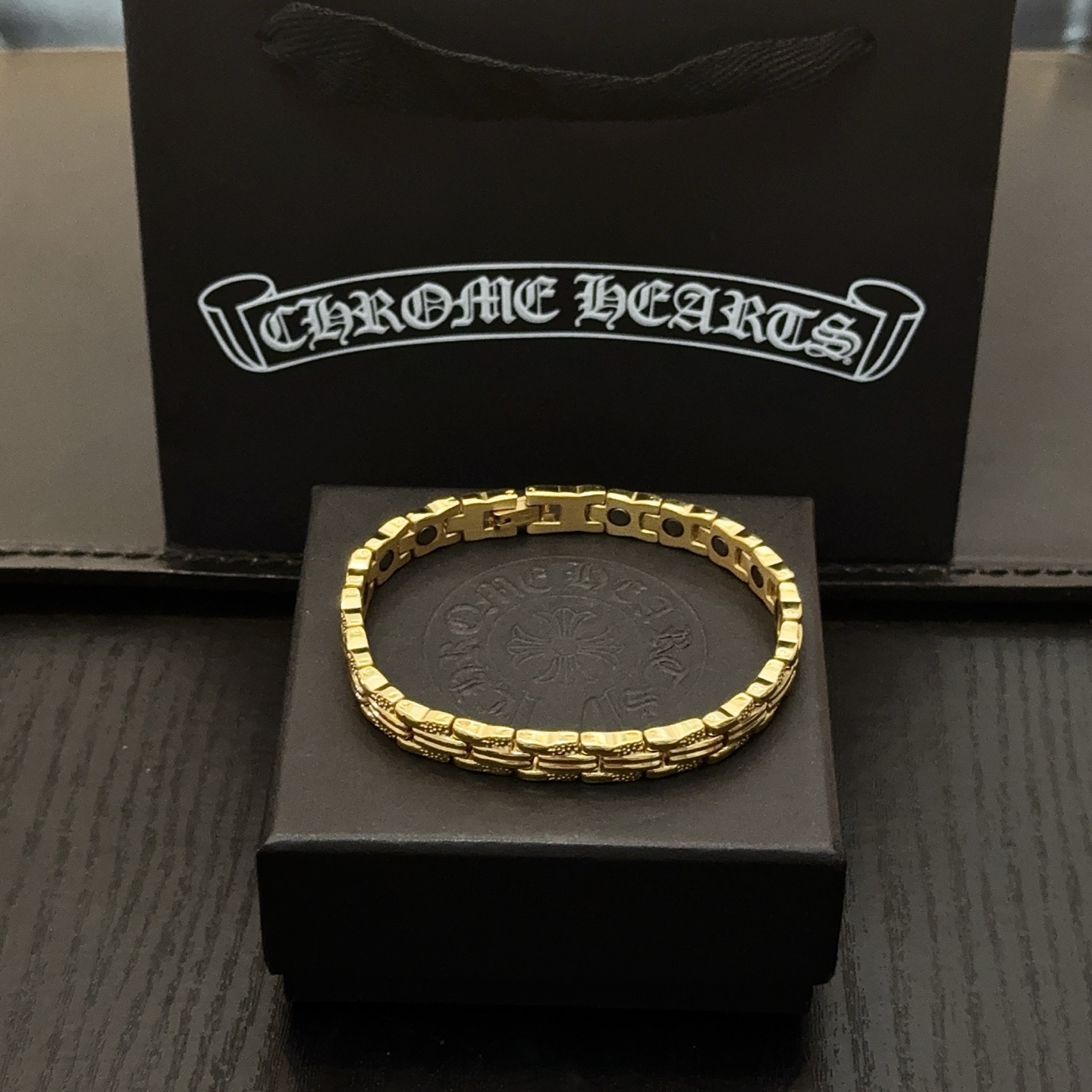 NO:589140,Batch New [Counter Quality] Chrome Hearts Classic Retro Gold Bracelet. Concave and convex shapes with different pattern design styles, showing a distinctive cross. The Scout flower is the symbol of Chrome Hearts, so it is more durable. Genuine patterned Chrome Hearts distinguishes the ordinary light version in the market. Match the version and benchmark quality. Look at the printing details. The degree of retro gray oxidation. Seiko version!  !  !  Purely handmade ~ Authentic open mold fashion essentials. Can be worn by both men and women. Same style for couples. Official website original. Rock punk Thai silver style. Retro elements. Trendy and versatile!  , jewelry boutique, chrome hearts, chrome hearts, bracelet19860909批 新款【专柜品质】Chrome Hearts克罗心经典复古金色手链 凹凸造型不同的花纹设计风格 呈现出与众不同 十字架 童军花是克罗心的志 所以更经久不衰 正品打版Chrome Hearts克罗心 区别市场普通轻版 对版对标品质 看字印细节 复古做旧灰氧程度.精工版本！！！ 纯手工打造 ～正品开模潮流时尚必备 男女均可佩戴 情侣同款 官网原版 摇滚朋克泰银风格 复古元素 潮流百搭！,饰品精品,chrome hearts,chrome hearts,bracelet,Jewelry