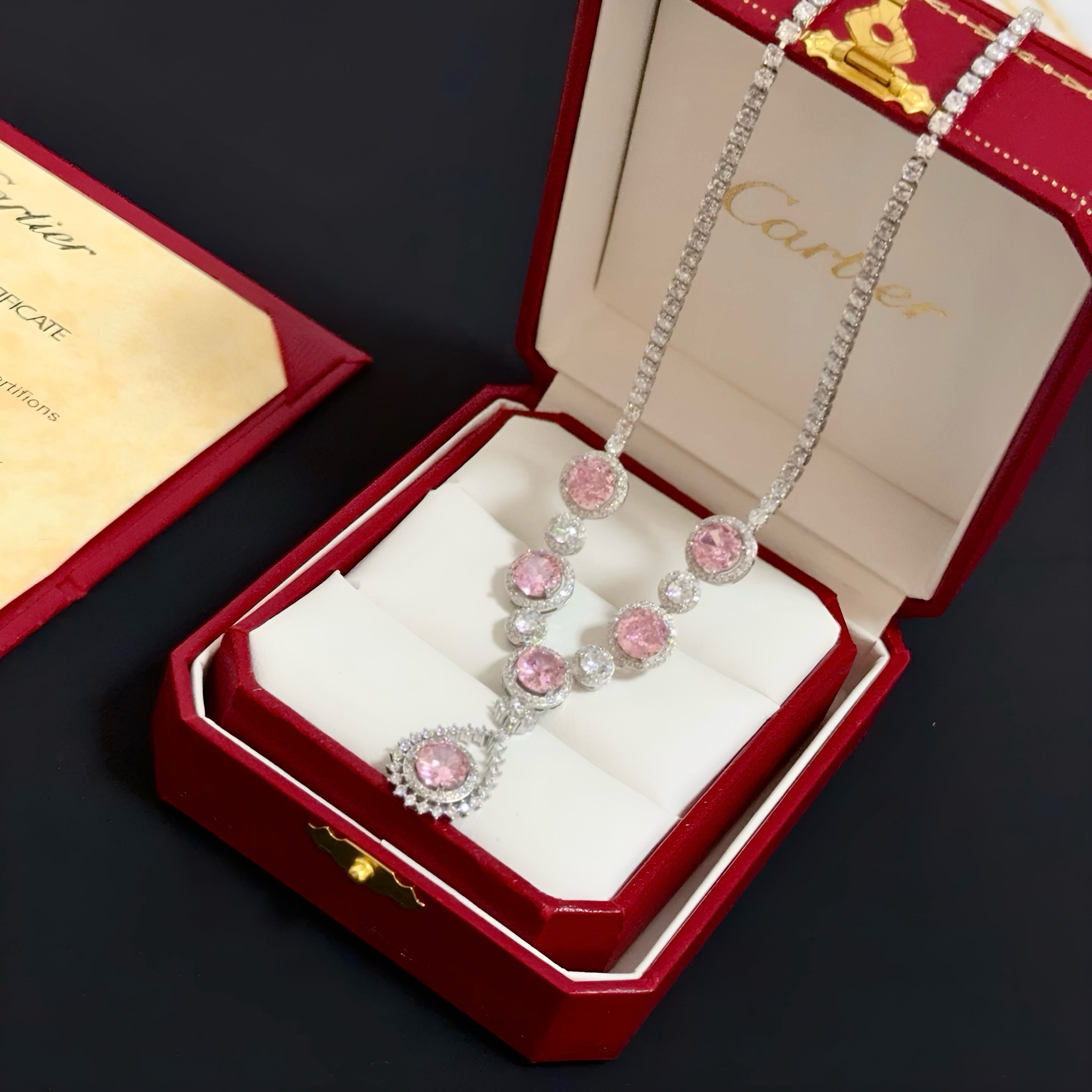 NO:589633,Cartier diamond-encrusted necklace, high-end customized version, diamond-encrusted craftsmanship, V gold material, classic and fashionable style, reconstruct the aesthetics of love with sharp lines!  Breaking the rules, the diamond-encrusted design actually achieves the ceiling of high-end sense - no need for flashy accumulation, love should be as pure as ever. Cartier is loved by many celebrities and Internet celebrities. The Leopard series bracelet is absolutely an eternal classic, and it is not limited to men and women, and there is no age limit!  Wear it and you will be the center of attention!  , jewelry boutique,cartier,necklace,bracelet19860909卡地亚镶钻项链 高端定制版本 镶嵌钻工艺 V金材质 经典而时尚风格 用凌厉线条重构爱情美学！打破常规,镶嵌钻设计反而成就高级感天花板——无需浮华堆砌,爱本应纯粹如初 卡地亚受众多明星网红的爱戴 豹子系列手镯 绝对是永恒经典 而且男女不限 年龄不限 ！戴上它你就是焦点！,饰品精品,cartier,necklace,bracelet,Jewelry