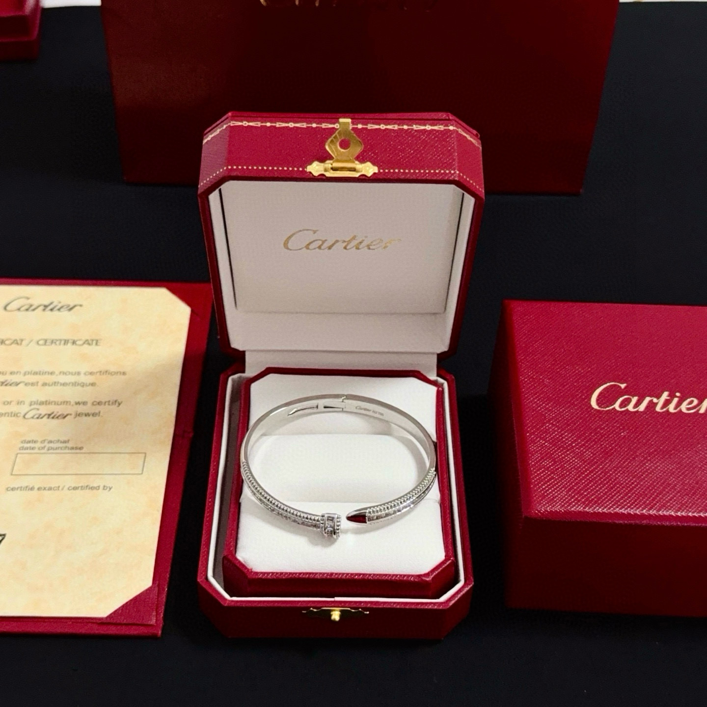 NO:589681,Cartier nail-set bracelet, high-end customized version, diamond-set craftsmanship, V-gold material, classic and fashionable style, using sharp lines to reconstruct the aesthetics of love!  Breaking the rules, the diamond-encrusted design actually achieves the ceiling of high-end sense - no need for flashy accumulation, love should be as pure as ever. Cartier is loved by many celebrities and Internet celebrities. The Leopard series bracelet is absolutely an eternal classic, and it is not limited to men and women, and there is no age limit!  Wear it and you will be the center of attention!  , jewelry boutique, cartier, bracelet19860909卡地亚镶钉子手镯 高端定制版本 镶嵌钻工艺 V金材质 经典而时尚风格 用凌厉线条重构爱情美学！打破常规,镶嵌钻设计反而成就高级感天花板——无需浮华堆砌,爱本应纯粹如初 卡地亚受众多明星网红的爱戴 豹子系列手镯 绝对是永恒经典 而且男女不限 年龄不限 ！戴上它你就是焦点！,饰品精品,cartier,bracelet,Jewelry