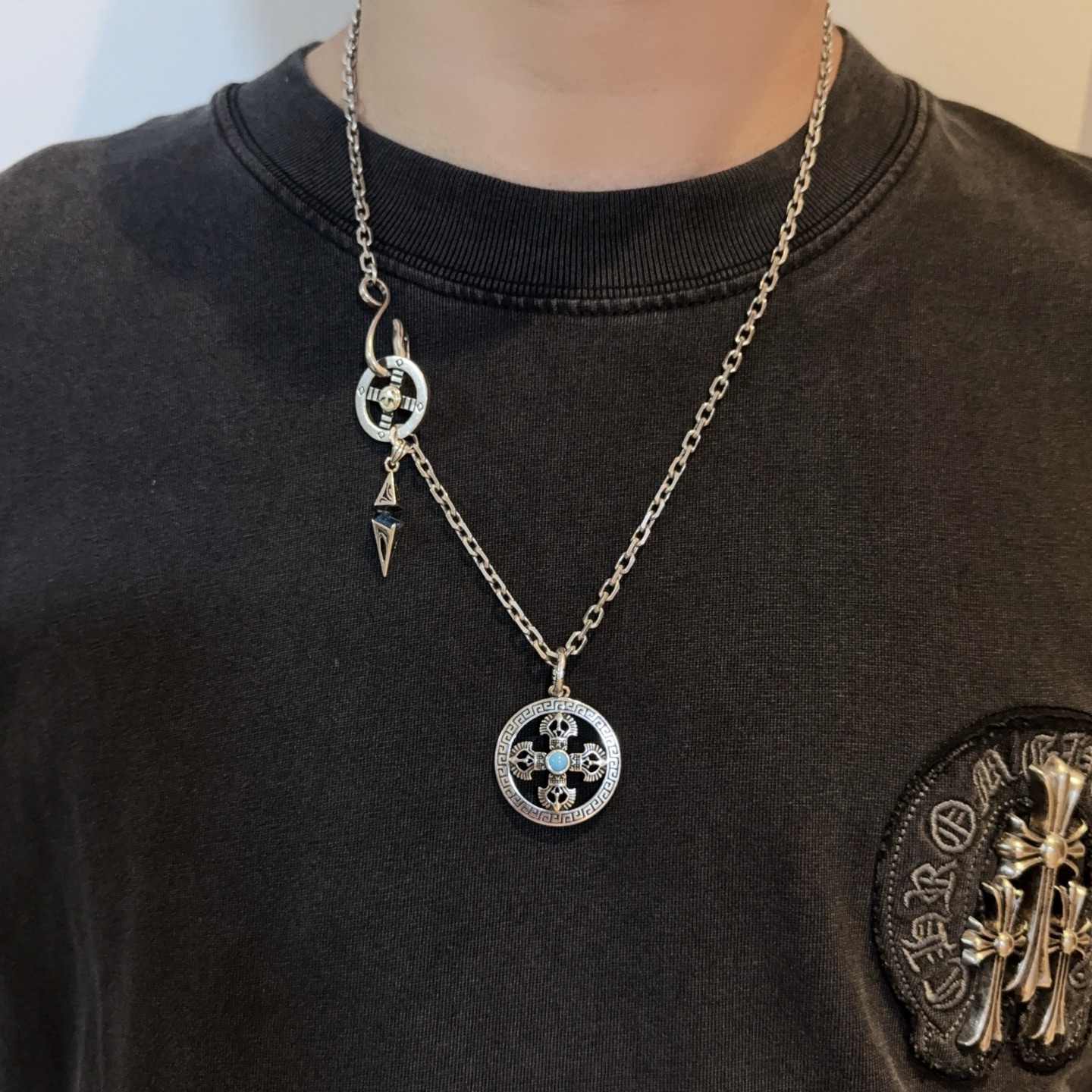 NO:589147,[New product on the shelves] Goro’s Goro Takahashi necklace, the top version, exclusive photo shoot, focusing on the high-end market, popular model on Kuaishou/ins/Xiaohongshu, absolutely different from the ordinary version!  The product details in the pictures are consistent with ZP!  Original production process, exquisite quality, purely handmade ~ Authentic mold opening, trendy and fashionable must-have, can be worn by both men and women, the same style for couples, rock punk Thai silver style, retro elements, trendy and versatile, the same style as the official website, boutique jewelry, necklace19860909【新品上架】Goro’s高桥吾郎项链,顶级版本,认准独家拍摄,主攻高端市场 ,快手/ins/小红书热门款,绝对区别普通版本！图片产品细节与ZP一致！原版制作工艺 精工品质 纯手工打造 ～正品开模潮流时尚必备 男女均可佩戴 情侣款同款 摇滚朋克泰银风格 复古元素 潮流百搭 官网同款,饰品精品,necklace,Jewelry