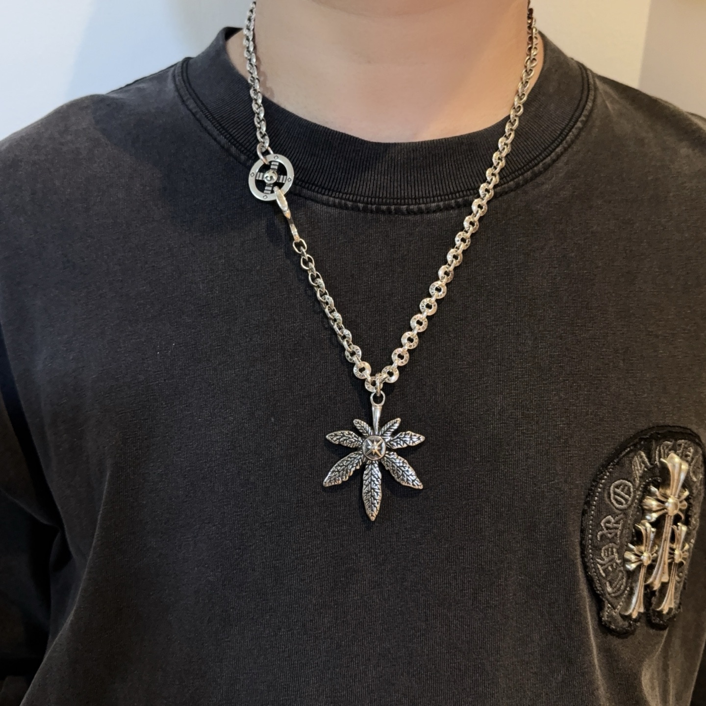 NO:589154,[New product on the shelves] Goro’s Goro Takahashi Coconut Leaf Necklace, the top version, exclusive photo shoot, focusing on the high-end market, popular model on Kuaishou/ins/Xiaohongshu, absolutely different from the ordinary version!  The product details in the pictures are consistent with ZP!  Original production process, exquisite quality, purely handmade ~ Authentic mold opening, trendy and fashionable must-have, can be worn by both men and women, the same style for couples, rock punk Thai silver style, retro elements, trendy and versatile, the same style as the official website, boutique jewelry, necklace19860909【新品上架】Goro’s高桥吾郎椰叶项链,顶级版本,认准独家拍摄,主攻高端市场 ,快手/ins/小红书热门款,绝对区别普通版本！图片产品细节与ZP一致！原版制作工艺 精工品质 纯手工打造 ～正品开模潮流时尚必备 男女均可佩戴 情侣款同款 摇滚朋克泰银风格 复古元素 潮流百搭 官网同款,饰品精品,necklace,Jewelry