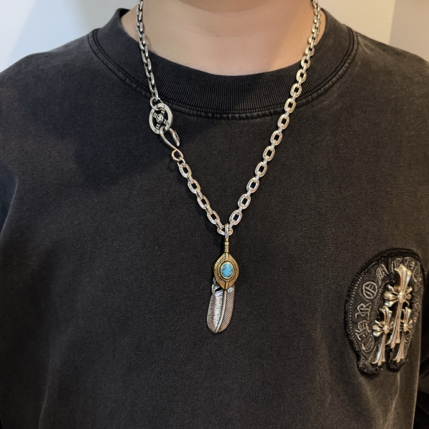 NO:589171,[New product on the shelves] Goro’s Goro Takahashi Feather Necklace, the top version, exclusive photo shoot, focusing on the high-end market, popular model on Kuaishou/ins/Xiaohongshu, absolutely different from the ordinary version!  The product details in the pictures are consistent with ZP!  Original production process, exquisite quality, purely handmade ~ Authentic mold opening, trendy and fashionable must-have, can be worn by both men and women, the same style for couples, rock punk Thai silver style, retro elements, trendy and versatile, the same style as the official website, boutique jewelry, necklace19860909【新品上架】Goro’s高桥吾郎羽毛项链,顶级版本,认准独家拍摄,主攻高端市场 ,快手/ins/小红书热门款,绝对区别普通版本！图片产品细节与ZP一致！原版制作工艺 精工品质 纯手工打造 ～正品开模潮流时尚必备 男女均可佩戴 情侣款同款 摇滚朋克泰银风格 复古元素 潮流百搭 官网同款,饰品精品,necklace,Jewelry