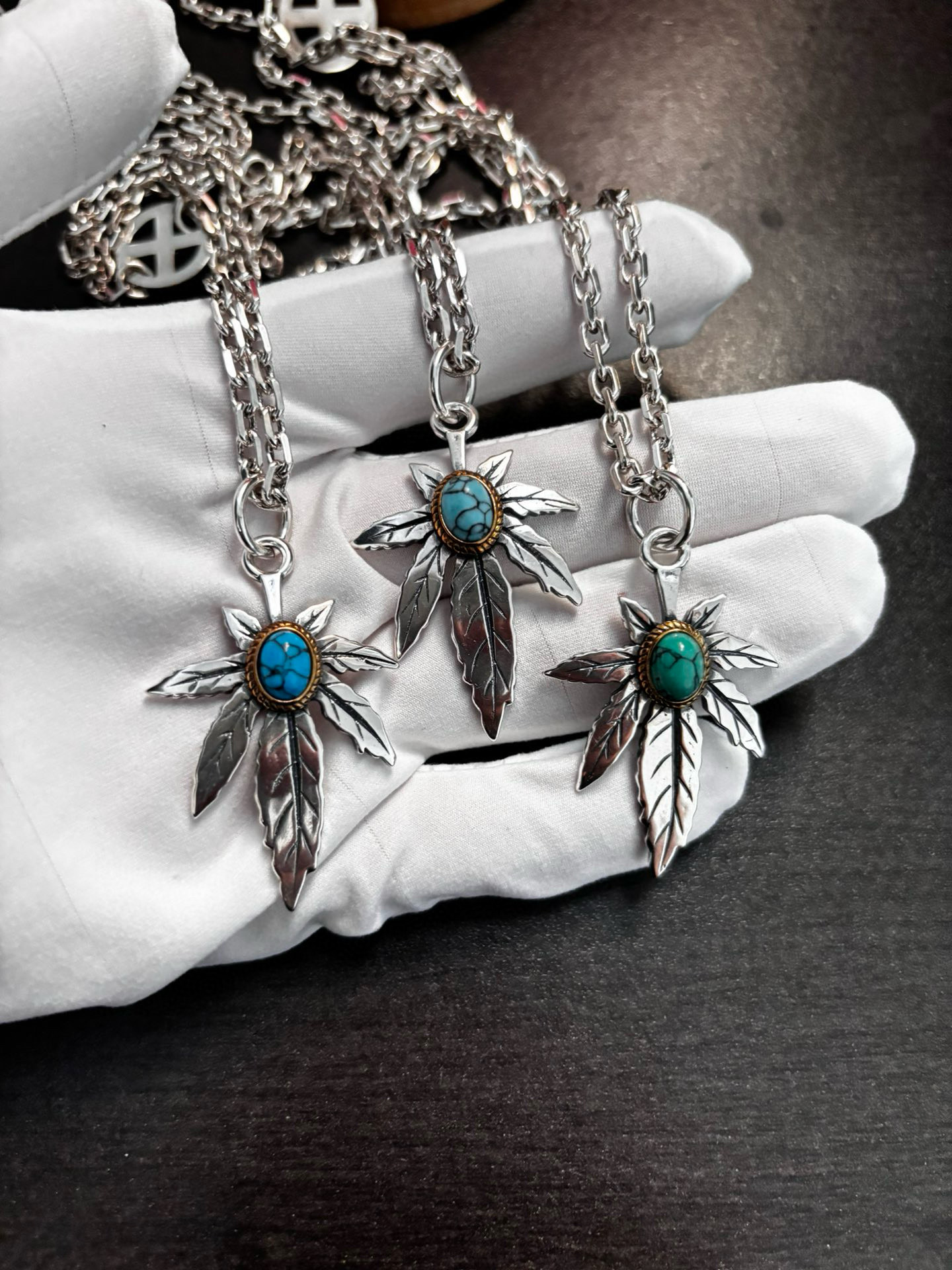 NO:589214,Goro Takahashi Goro’s turquoise maple leaf pendant necklace, Xiaohongshu, Douyin live broadcast, internet celebrity, same style as celebrities!  No matter how you match it, you can look at the favorite accessories of celebrities such as Uncle Liu, JJ Lin, and Muraya Kokutaku. The most important thing is that they can be matched with each other at will~, boutique accessories, necklace19860909高桥吾郎Goro’s 松石枫叶吊坠项链 小红书 抖音直播 网红 明星同款！ 无论怎么搭配好都看 六叔 林俊杰 木拓村哉等明星最爱的饰品 最要重的是一串可以随意搭配~,饰品精品,necklace,Jewelry