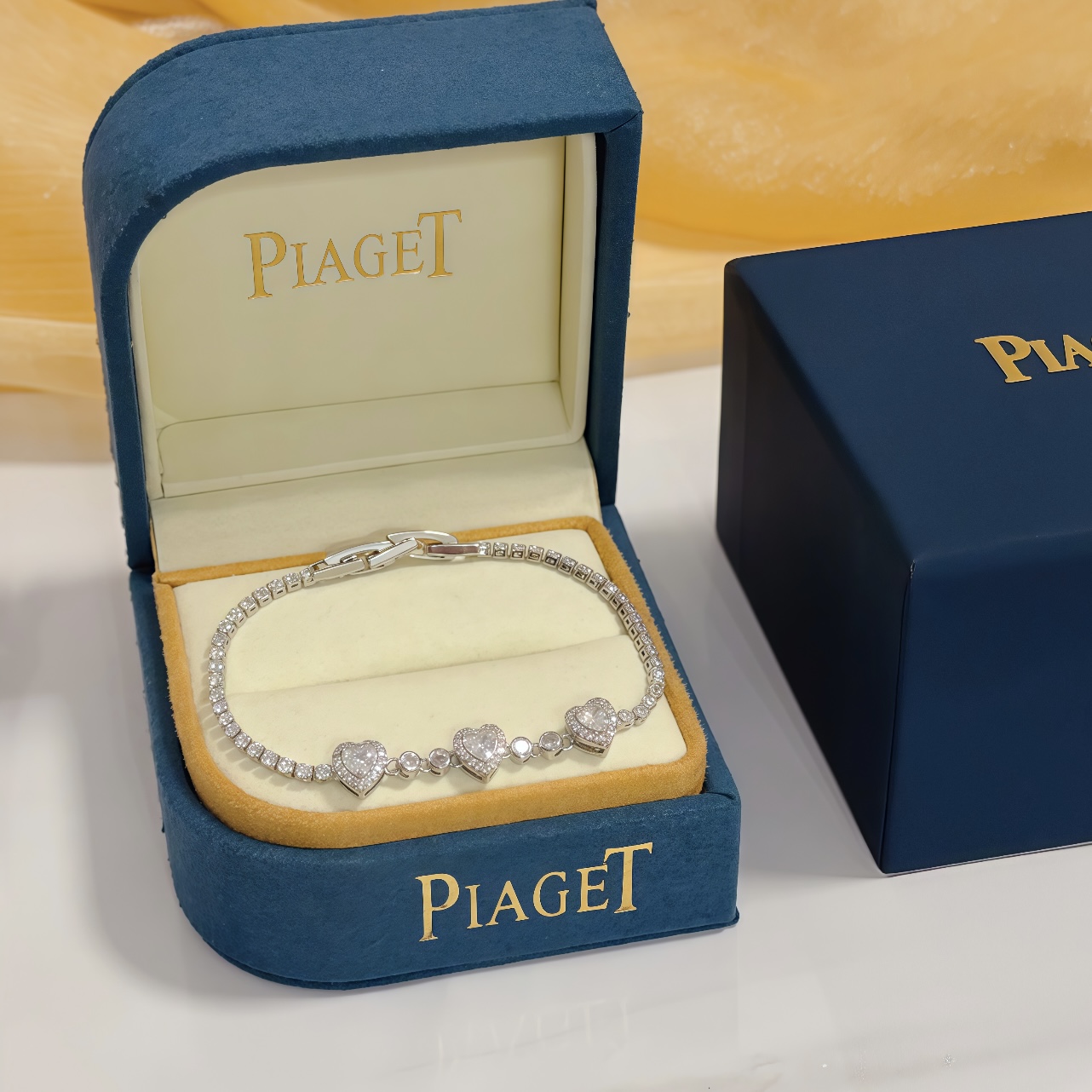 NO:589688,Piaget bracelet, high-end customized version, inlaid with diamonds, made of V gold material, showing luxury in every detail. The metal texture and texture complement each other, shining under the light, reflecting the luxury and elegance. Whether it is a business occasion or a sweet date, it can highlight the delicacy and elegance~ It is so beautiful to get it, it is definitely your dream bracelet., jewelry boutique, Piaget, bracelet19860909Piaget伯爵手链,高端定制版本 镶嵌钻工艺 ,V金材质 ,细节处尽显奢华.金属质感与纹理相互映衬,光线之下,熠熠生辉,体现了奢华与典雅的气质.无论是商务场合还是甜蜜约会都能凸显精致和优雅~上手都太美了,绝对是你的梦中情镯.,饰品精品,piaget,bracelet,Jewelry