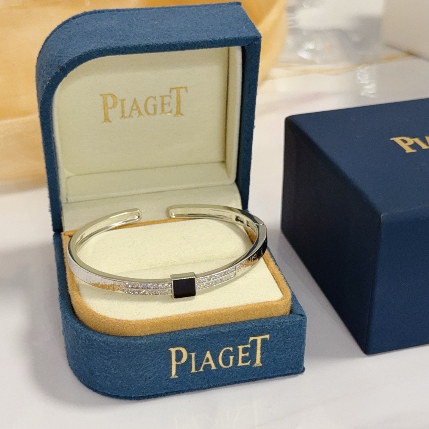 NO:589630,Piaget bracelet is a high-end customized version with inlaid diamond craftsmanship and V-gold material. The details are luxurious. The metal texture and texture complement each other and shine under the light, reflecting the luxury and elegance. Whether it is a business occasion or a sweet date, it can highlight delicacy and elegance. It is so beautiful when you get it. It is definitely your dream bracelet., jewelry boutique, Piaget, bracelet19860909Piaget伯爵手镯 高端定制版本 镶嵌钻工艺 ,V金材质 ,细节处尽显奢华.金属质感与纹理相互映衬,光线之下,熠熠生辉,体现了奢华与典雅的气质.无论是商务场合还是甜蜜约会都能凸显精致和优雅~上手都太美了,绝对是你的梦中情镯.,饰品精品,piaget,bracelet,Jewelry