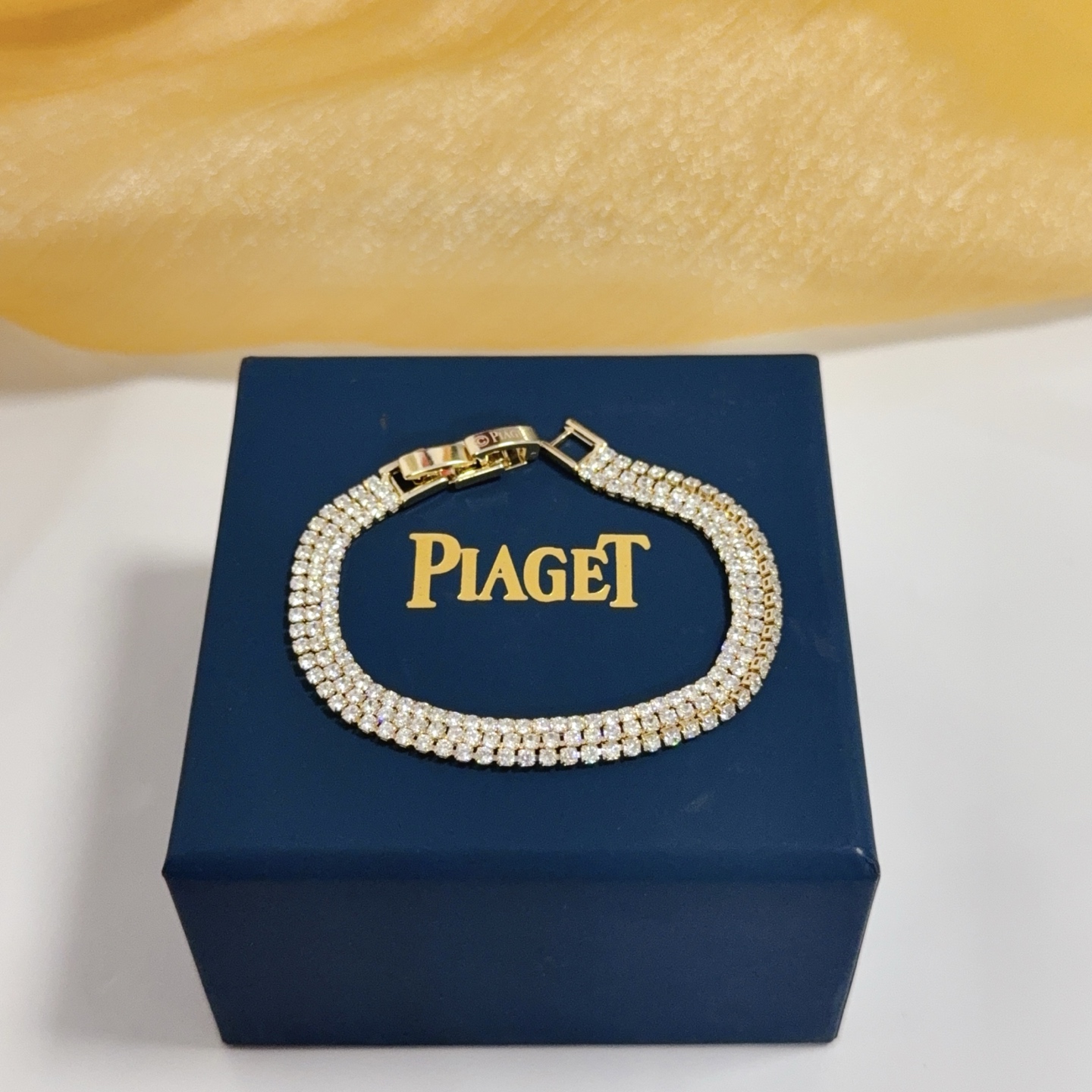 NO:589634,Piaget bracelet, high-end customized version, inlaid with diamonds, made of V gold material, showing luxury in every detail. The metal texture and texture complement each other, shining under the light, reflecting the luxury and elegance. Whether it is a business occasion or a sweet date, it can highlight the delicacy and elegance~ It is so beautiful to get it, it is definitely your dream bracelet., jewelry boutique, Piaget, bracelet19860909Piaget伯爵手链,高端定制版本 镶嵌钻工艺 ,V金材质 ,细节处尽显奢华.金属质感与纹理相互映衬,光线之下,熠熠生辉,体现了奢华与典雅的气质.无论是商务场合还是甜蜜约会都能凸显精致和优雅~上手都太美了,绝对是你的梦中情镯.,饰品精品,piaget,bracelet,Jewelry