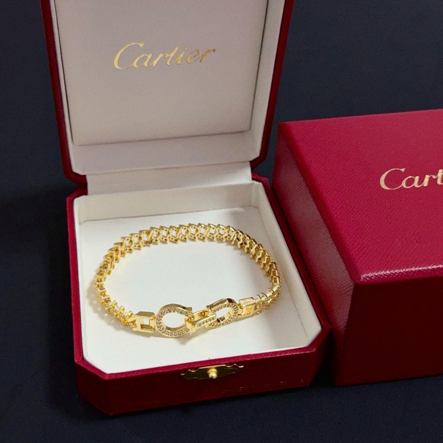 NO:589662,Cartier diamond-encrusted bracelet, high-end customized version, diamond-encrusted craftsmanship, V-gold material, classic and fashionable style, reconstructing the aesthetics of love with sharp lines!  Breaking the rules, the diamond-encrusted design actually achieves the ceiling of high-end sense - no need for flashy accumulation, love should be as pure as ever. Cartier is loved by many celebrities and Internet celebrities. The Leopard series bracelet is absolutely an eternal classic, and it is not limited to men and women, and there is no age limit!  Wear it and you will be the center of attention!  , jewelry boutique,cartier,bracelet,bracelet19860909卡地亚镶钻手链 高端定制版本 镶嵌钻工艺 V金材质 经典而时尚风格 用凌厉线条重构爱情美学！打破常规,镶嵌钻设计反而成就高级感天花板——无需浮华堆砌,爱本应纯粹如初 卡地亚受众多明星网红的爱戴 豹子系列手镯 绝对是永恒经典 而且男女不限 年龄不限 ！戴上它你就是焦点！,饰品精品,cartier,bracelet,bracelet,Jewelry