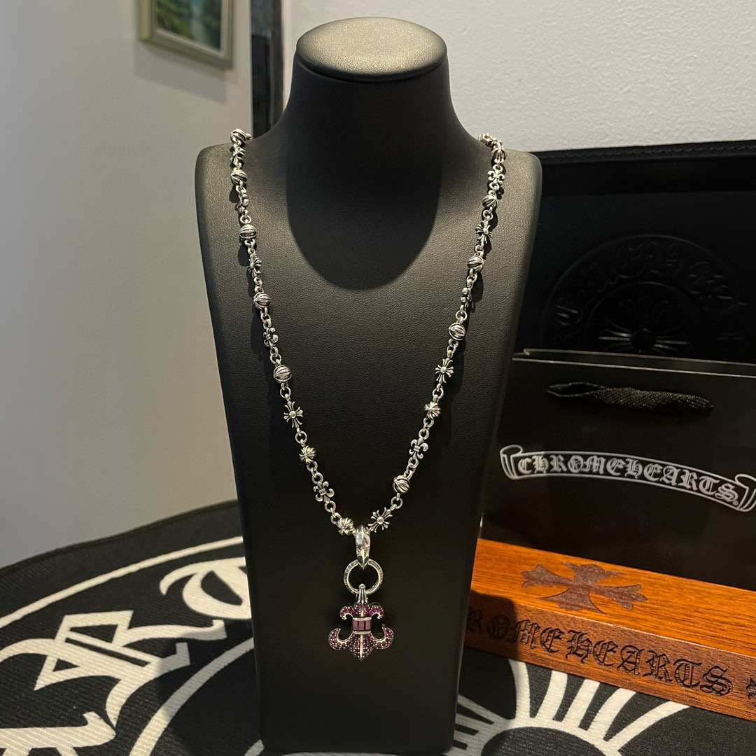 NO:589271,Batch Douyin / Kuaishou / ins / Xiaohongshu / live broadcast popular, new [counter quality] Chrome Hearts Chrome Hearts flower ball necklace, pink diamond Scout flower pendant, different concave and convex shapes pattern design style, showing a distinctive cross. The Scout flower is the symbol of Chrome Hearts, so it is more durable. Authentic Chrome Hearts Chrome Hearts is different from the ordinary light version in the market. Match the standard quality. Look at the printing details. The degree of retro gray oxidation. Seiko version!  !  !  Purely handmade ~ Authentic open mold fashion essentials. Can be worn by both men and women. Same style for couples. Official website original. Rock punk Thai silver style. Retro elements. Trendy and versatile!  , jewelry boutique, chrome hearts, chrome hearts, necklace19860909批 抖音/快手/ins/小红书/直播热门 ,新款【专柜品质】Chrome Hearts克罗心十字架花球项链 ,粉钻童军花吊坠,凹凸造型不同的花纹设计风格 呈现出与众不同 十字架 童军花是克罗心的志 所以更经久不衰 正品打版Chrome Hearts克罗心 区别市场普通轻版 对版对标品质 看字印细节 复古做旧灰氧程度.精工版本！！！ 纯手工打造 ～正品开模潮流时尚必备 男女均可佩戴 情侣同款 官网原版 摇滚朋克泰银风格 复古元素 潮流百搭！,饰品精品,chrome hearts,chrome hearts,necklace,Jewelry