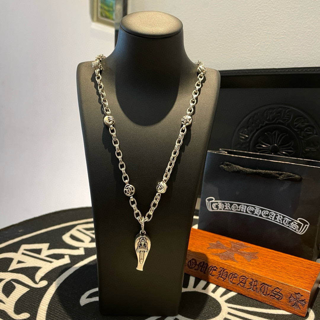 NO:589278,Batch Douyin/Kuaishou/ins/Xiaohongshu/live broadcast popular, new [counter quality] Chrome Hearts Chrome Hearts flower ball necklace, sword whistle pendant, different concave and convex shapes pattern design style, showing a distinctive cross. The Scout flower is the symbol of Chrome Hearts, so it is more durable. Genuine type Chrome Hearts Chrome Hearts is different from the ordinary light version in the market. Match the standard quality. Look at the printing details. The degree of retro gray oxidation. Seiko version!  !  !  Purely handmade ~ Authentic open mold fashion essentials. Can be worn by both men and women. Same style for couples. Official website original. Rock punk Thai silver style. Retro elements. Trendy and versatile!  , jewelry boutique, chrome hearts, chrome hearts, necklace19860909批 抖音/快手/ins/小红书/直播热门,新款【专柜品质】Chrome Hearts克罗心十字架花球项链 ,宝剑哨子吊坠,凹凸造型不同的花纹设计风格 呈现出与众不同 十字架 童军花是克罗心的志 所以更经久不衰 正品打版Chrome Hearts克罗心 区别市场普通轻版 对版对标品质 看字印细节 复古做旧灰氧程度.精工版本！！！ 纯手工打造 ～正品开模潮流时尚必备 男女均可佩戴 情侣同款 官网原版 摇滚朋克泰银风格 复古元素 潮流百搭！,饰品精品,chrome hearts,chrome hearts,necklace,Jewelry