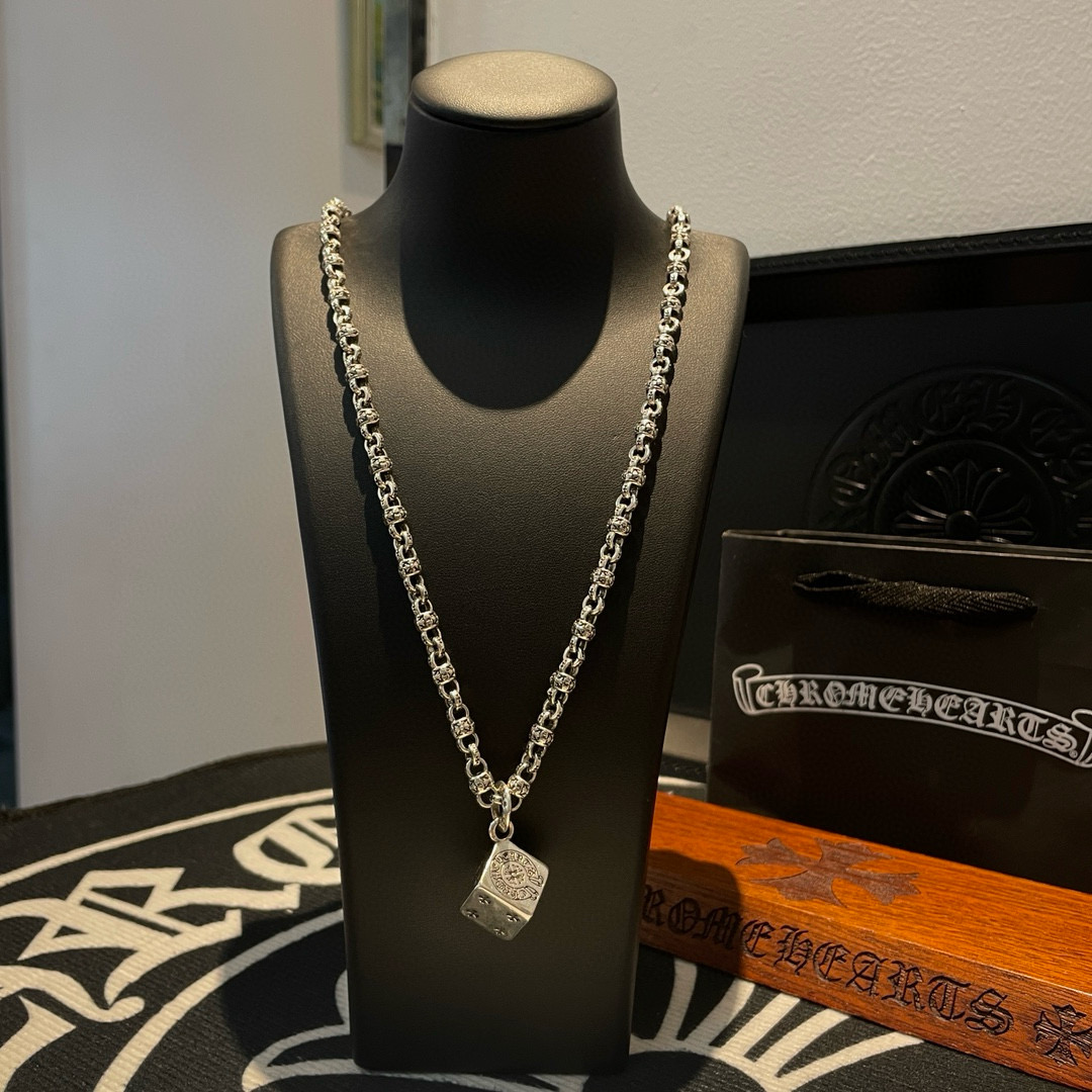 NO:589223,New [counter quality] Chrome Hearts classic retro cross flower ball necklace, cross dice pendant, different pattern design styles with concave and convex shapes, showing a distinctive cross. The Scout flower is the symbol of Chrome Hearts, so it is more durable. Genuine pattern-printed Chrome Hearts distinguishes the ordinary light version in the market. Match the version and benchmark quality. Look at the printing details, the degree of retro ash oxidation. Seiko version!  !  !  Purely handmade ~ Authentic open mold fashion essentials. Can be worn by both men and women. Same style for couples. Official website original. Rock punk Thai silver style. Retro elements. Trendy and versatile!  , jewelry boutique, chrome hearts, chrome hearts, necklace19860909新款【专柜品质】Chrome Hearts克罗心经典复古十字花球项链 十字架骰子吊坠 凹凸造型不同的花纹设计风格 呈现出与众不同 十字架 童军花是克罗心的志 所以更经久不衰 正品打版Chrome Hearts克罗心 区别市场普通轻版 对版对标品质 看字印细节 复古做旧灰氧程度.精工版本！！！ 纯手工打造 ～正品开模潮流时尚必备 男女均可佩戴 情侣同款 官网原版 摇滚朋克泰银风格 复古元素 潮流百搭！,饰品精品,chrome hearts,chrome hearts,necklace,Jewelry