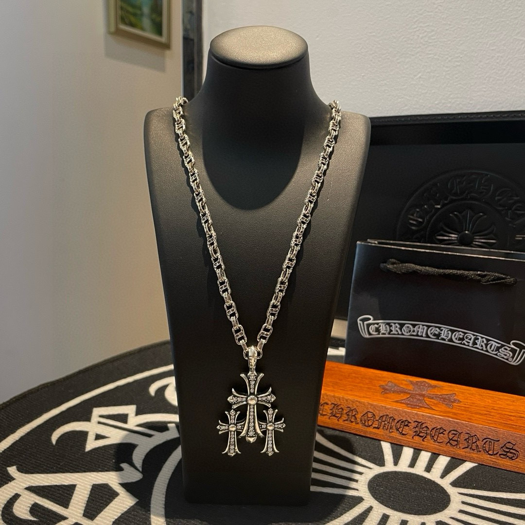 NO:589230,New [counter quality] Chrome Hearts classic retro multi-element letter necklace, full diamond thirty cross pendant, concave and convex shapes with different pattern design styles, showing a distinctive cross. The Scout flower is the symbol of Chrome Hearts, so it is more durable. Genuine patterned Chrome Hearts distinguishes the ordinary light version in the market. Match the version and benchmark quality. Look at the printing details. The degree of retro gray oxidation. Seiko version!  !  !  Purely handmade ~ Authentic open mold fashion essentials. Can be worn by both men and women. Same style for couples. Official website original. Rock punk Thai silver style. Retro elements. Trendy and versatile!  , jewelry boutique, chrome hearts, chrome hearts, necklace19860909新款【专柜品质】Chrome Hearts克罗心 经典复古多元素字母项链,满钻三十十字架吊坠 凹凸造型不同的花纹设计风格 呈现出与众不同 十字架 童军花是克罗心的志 所以更经久不衰 正品打版Chrome Hearts克罗心 区别市场普通轻版 对版对标品质 看字印细节 复古做旧灰氧程度.精工版本！！！ 纯手工打造 ～正品开模潮流时尚必备 男女均可佩戴 情侣同款 官网原版 摇滚朋克泰银风格 复古元素 潮流百搭！,饰品精品,chrome hearts,chrome hearts,necklace,Jewelry