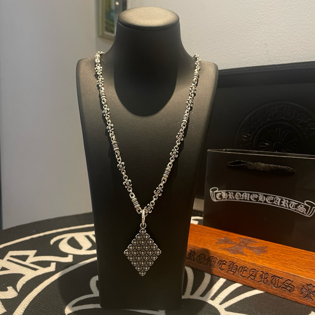 NO:589266,Batch Douyin/Kuaishou/ins/Xiaohongshu/live broadcast popular, new [counter quality] Chrome Hearts classic cross necklace, diamond-shaped cross flower pendant, different concave and convex shapes pattern design style, showing a distinctive cross. The Scout flower is the symbol of Chrome Hearts, so it is more durable. Authentic and pattern-printed Chrome Hearts Chrome Hearts is different from the ordinary light version in the market. Match the standard quality. Look at the printing details. The degree of retro gray oxidation. Seiko version!  !  !  Purely handmade ~ Authentic open mold fashion essentials. Can be worn by both men and women. Same style for couples. Official website original. Rock punk Thai silver style. Retro elements. Trendy and versatile!  , jewelry boutique, chrome hearts, chrome hearts, necklace19860909批 抖音/快手/ins/小红书/直播热门 ,新款【专柜品质】Chrome Hearts克罗心经典十字架项链 ,菱形十字花吊坠,凹凸造型不同的花纹设计风格 呈现出与众不同 十字架 童军花是克罗心的志 所以更经久不衰 正品打版Chrome Hearts克罗心 区别市场普通轻版 对版对标品质 看字印细节 复古做旧灰氧程度.精工版本！！！ 纯手工打造 ～正品开模潮流时尚必备 男女均可佩戴 情侣同款 官网原版 摇滚朋克泰银风格 复古元素 潮流百搭！,饰品精品,chrome hearts,chrome hearts,necklace,Jewelry
