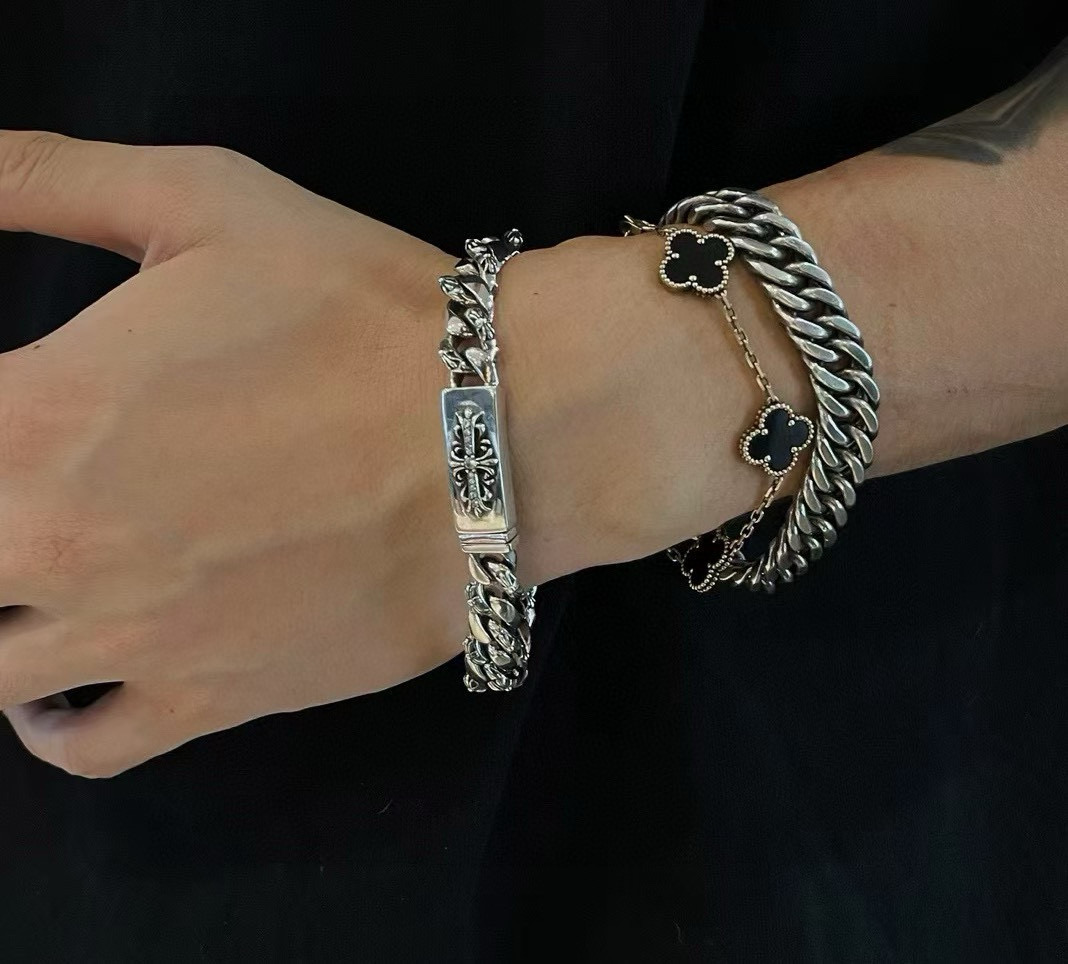 NO:589303,New [counter quality] Chrome Hearts full diamond cross twist bracelet. The different concave and convex shapes have different pattern design styles. The cross scout flower is the symbol of Chrome Hearts, so it is more durable. Genuine pattern-printed Chrome Hearts distinguishes the ordinary light version in the market. Match the version and standard quality. Look at the printing details. The degree of retro gray oxidation. Seiko version!  , jewelry boutique, chrome hearts, chrome hearts, bracelet19860909新款【专柜品质】Chrome Hearts克罗心满钻十字架麻花手链 凹凸造型不同的花纹设计风格呈现出与众不同 十字架童军花是克罗心的标志 所以更经久不衰 正品打版Chrome Hearts克罗心 区别市场普通轻版 对版对标品质 看字印细节 复古做旧灰氧程度.精工版本！,饰品精品,chrome hearts,chrome hearts,bracelet,Jewelry