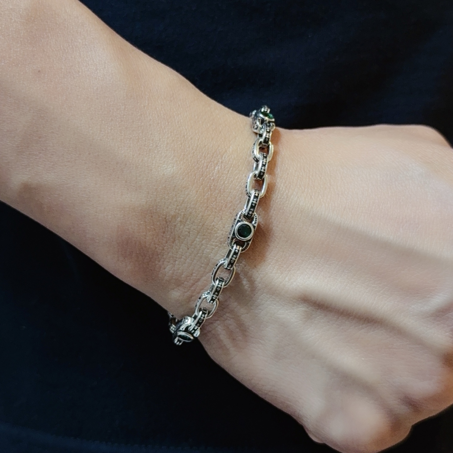 NO:589312,New [counter quality] Chrome Hearts classic retro multi-element cross green diamond bracelet. Concave and convex shapes with different pattern design styles show a distinctive cross. The Scout flower is the symbol of Chrome Hearts, so it is more durable. Genuine pattern-printed Chrome Hearts distinguishes the ordinary light version in the market. Match the version and standard quality. Look at the printing details. The degree of retro gray oxidation. Seiko version!  !  !  Purely handmade ~ Authentic open mold fashion essentials. Can be worn by both men and women. Same style for couples. Official website original. Rock punk Thai silver style. Retro elements. Trendy and versatile!  , jewelry boutique, chrome hearts, chrome hearts, bracelet19860909新款【专柜品质】Chrome Hearts克罗心经典复古多元素十字架绿钻手链 凹凸造型不同的花纹设计风格 呈现出与众不同 十字架 童军花是克罗心的志 所以更经久不衰 正品打版Chrome Hearts克罗心 区别市场普通轻版 对版对标品质 看字印细节 复古做旧灰氧程度.精工版本！！！ 纯手工打造 ～正品开模潮流时尚必备 男女均可佩戴 情侣同款 官网原版 摇滚朋克泰银风格 复古元素 潮流百搭！,饰品精品,chrome hearts,chrome hearts,bracelet,Jewelry