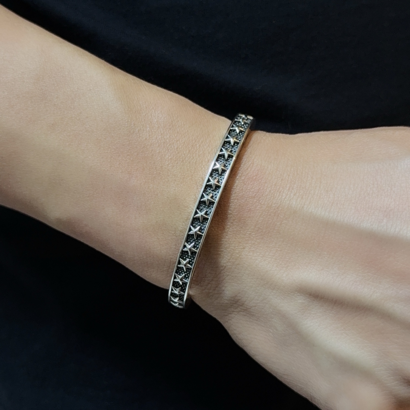 NO:589321,New [counter quality] Chrome Hearts Classic retro five-star bracelet. Concave and convex shapes with different pattern design styles, showing a distinctive cross. The Scout flower is the symbol of Chrome Hearts, so it is more durable. Genuine pattern-printed Chrome Hearts distinguishes the ordinary light version in the market. Match the version and benchmark quality. Look at the printing details. The degree of retro gray oxidation. Seiko version!  !  !  Purely handmade ~ Authentic open mold fashion essentials. Can be worn by both men and women. Same style for couples. Official website original. Rock punk Thai silver style. Retro elements. Trendy and versatile!  , jewelry boutique, chrome hearts, chrome hearts, bracelet19860909新款【专柜品质】Chrome Hearts克罗心 经典复古五星手镯 凹凸造型不同的花纹设计风格 呈现出与众不同 十字架 童军花是克罗心的志 所以更经久不衰 正品打版Chrome Hearts克罗心 区别市场普通轻版 对版对标品质 看字印细节 复古做旧灰氧程度.精工版本！！！ 纯手工打造 ～正品开模潮流时尚必备 男女均可佩戴 情侣同款 官网原版 摇滚朋克泰银风格 复古元素 潮流百搭！,饰品精品,chrome hearts,chrome hearts,bracelet,Jewelry