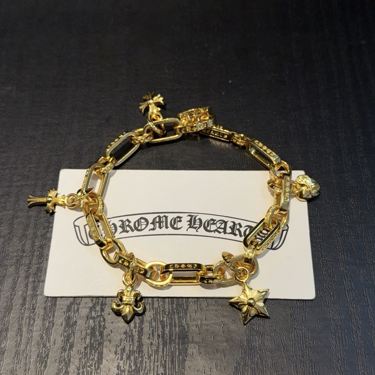 NO:589296,New [counter quality] Chrome Hearts classic retro multi-element gold bracelet. Concave and convex shapes with different pattern design styles, showing a distinctive cross. The Scout flower is the symbol of Chrome Hearts, so it is more durable. Genuine pattern-printed Chrome Hearts distinguishes the ordinary light version in the market. Match the version and benchmark quality. Look at the printing details. The degree of retro gray oxidation. Seiko version!  !  !  Purely handmade ~ Authentic open mold fashion essentials. Can be worn by both men and women. Same style for couples. Official website original. Rock punk Thai silver style. Retro elements. Trendy and versatile!  , jewelry boutique, chrome hearts, chrome hearts, bracelet, gold19860909新款【专柜品质】Chrome Hearts克罗心经典复古多元素黄金色手链 凹凸造型不同的花纹设计风格 呈现出与众不同 十字架 童军花是克罗心的志 所以更经久不衰 正品打版Chrome Hearts克罗心 区别市场普通轻版 对版对标品质 看字印细节 复古做旧灰氧程度.精工版本！！！ 纯手工打造 ～正品开模潮流时尚必备 男女均可佩戴 情侣同款 官网原版 摇滚朋克泰银风格 复古元素 潮流百搭！,饰品精品,chrome hearts,chrome hearts,bracelet,gold,Jewelry