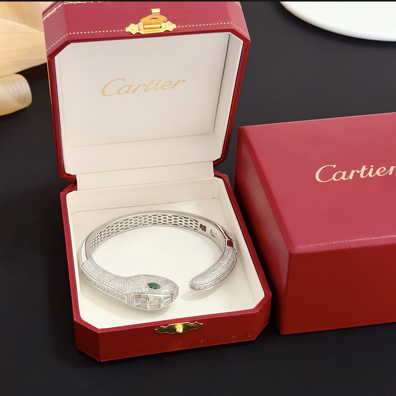 NO:589691,Cartier diamond-encrusted bracelet, high-end customized version, diamond-encrusted craftsmanship, V gold material, classic and fashionable style, reconstruct the aesthetics of love with sharp lines!  Breaking the rules, the diamond-encrusted design actually achieves the ceiling of high-end sense - no need for flashy accumulation, love should be as pure as ever. Cartier is loved by many celebrities and Internet celebrities. The Leopard series bracelet is absolutely an eternal classic, and it is not limited to men and women, and there is no age limit!  Wear it and you will be the center of attention!  , jewelry boutique, cartier, bracelet19860909卡地亚镶钻手镯 高端定制版本 镶嵌钻工艺 V金材质 经典而时尚风格 用凌厉线条重构爱情美学！打破常规,镶嵌钻设计反而成就高级感天花板——无需浮华堆砌,爱本应纯粹如初 卡地亚受众多明星网红的爱戴 豹子系列手镯 绝对是永恒经典 而且男女不限 年龄不限 ！戴上它你就是焦点！,饰品精品,cartier,bracelet,Jewelry