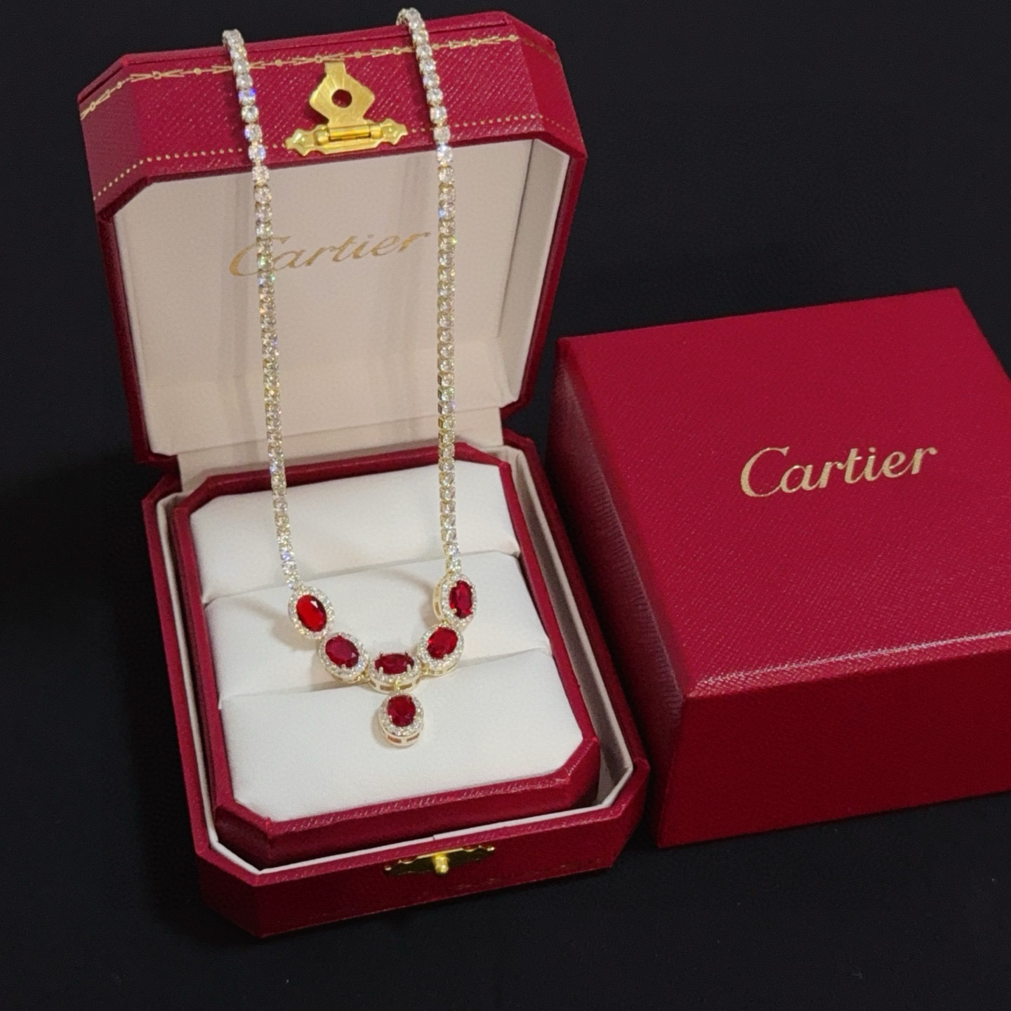 NO:589701,Cartier diamond-encrusted necklace, high-end customized version, diamond-encrusted craftsmanship, V gold material, classic and fashionable style, reconstruct the aesthetics of love with sharp lines!  Breaking the rules, the diamond-encrusted design actually achieves the ceiling of high-end sense - no need for flashy accumulation, love should be as pure as ever. Cartier is loved by many celebrities and Internet celebrities. The Leopard series bracelet is absolutely an eternal classic, and it is not limited to men and women, and there is no age limit!  Wear it and you will be the center of attention!  , jewelry boutique,cartier,necklace,bracelet19860909卡地亚镶钻项链 高端定制版本 镶嵌钻工艺 V金材质 经典而时尚风格 用凌厉线条重构爱情美学！打破常规,镶嵌钻设计反而成就高级感天花板——无需浮华堆砌,爱本应纯粹如初 卡地亚受众多明星网红的爱戴 豹子系列手镯 绝对是永恒经典 而且男女不限 年龄不限 ！戴上它你就是焦点！,饰品精品,cartier,necklace,bracelet,Jewelry