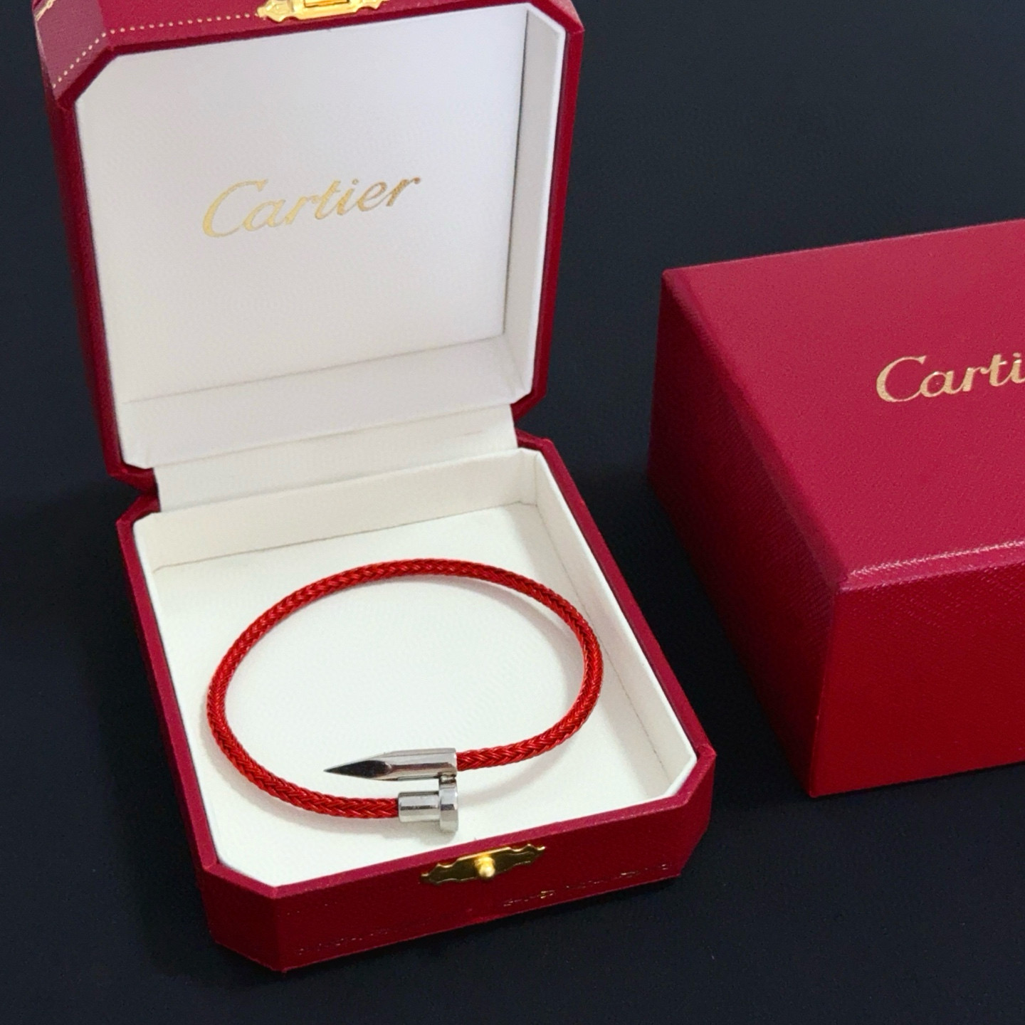 NO:589752,Cartier bracelet bracelet, high-end customized version, inlaid with diamond craftsmanship, V gold material, classic and fashionable style, reconstructing the aesthetics of love with sharp lines!  Breaking the rules, the diamond-encrusted design actually achieves the ceiling of high-end sense - no need for flashy accumulation, love should be as pure as ever. Cartier is loved by many celebrities and Internet celebrities. The Leopard series bracelet is absolutely an eternal classic, and it is not limited to men and women, and there is no age limit!  Wear it and you will be the center of attention!  , jewelry boutique, cartier, bracelet19860909卡地亚手镯手绳 高端定制版本 镶嵌钻工艺 V金材质 经典而时尚风格 用凌厉线条重构爱情美学！打破常规,镶嵌钻设计反而成就高级感天花板——无需浮华堆砌,爱本应纯粹如初 卡地亚受众多明星网红的爱戴 豹子系列手镯 绝对是永恒经典 而且男女不限 年龄不限 ！戴上它你就是焦点！,饰品精品,cartier,bracelet,Jewelry