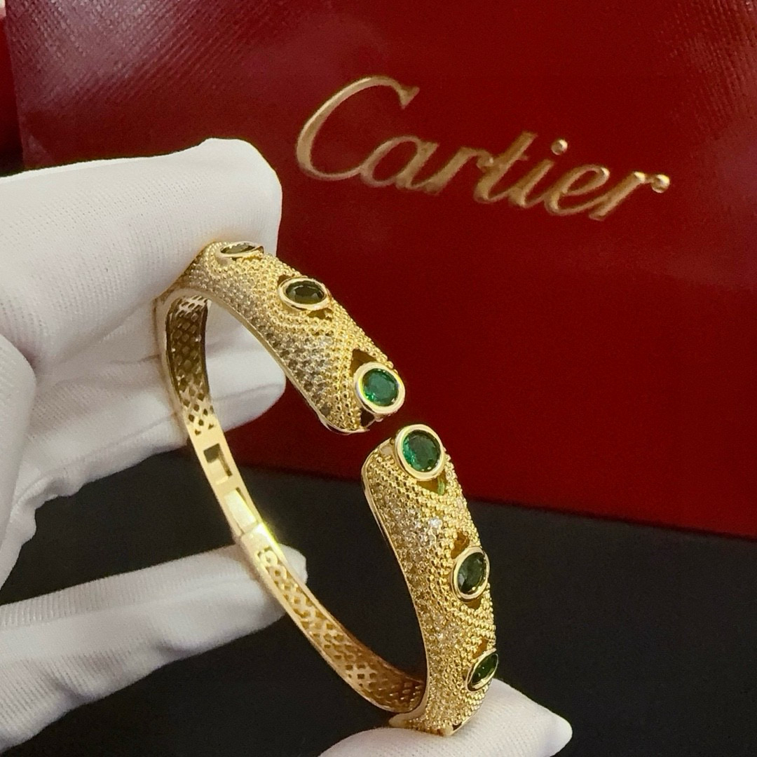 NO:589725,Cartier leopard diamond bracelet, high-end customized version, diamond-encrusted craftsmanship, V gold material, classic and fashionable style, reconstruct the aesthetics of love with sharp lines!  Breaking the rules, the diamond-encrusted design actually achieves the ceiling of high-end sense - no need for flashy accumulation, love should be as pure as ever. Cartier is loved by many celebrities and Internet celebrities. The Leopard series bracelet is absolutely an eternal classic, and it is not limited to men and women, and there is no age limit!  Wear it and you will be the center of attention!  , jewelry boutique, cartier, bracelet19860909卡地亚豹子镶钻手镯 高端定制版本 镶嵌钻工艺 V金材质 经典而时尚风格 用凌厉线条重构爱情美学！打破常规,镶嵌钻设计反而成就高级感天花板——无需浮华堆砌,爱本应纯粹如初 卡地亚受众多明星网红的爱戴 豹子系列手镯 绝对是永恒经典 而且男女不限 年龄不限 ！戴上它你就是焦点！,饰品精品,cartier,bracelet,Jewelry