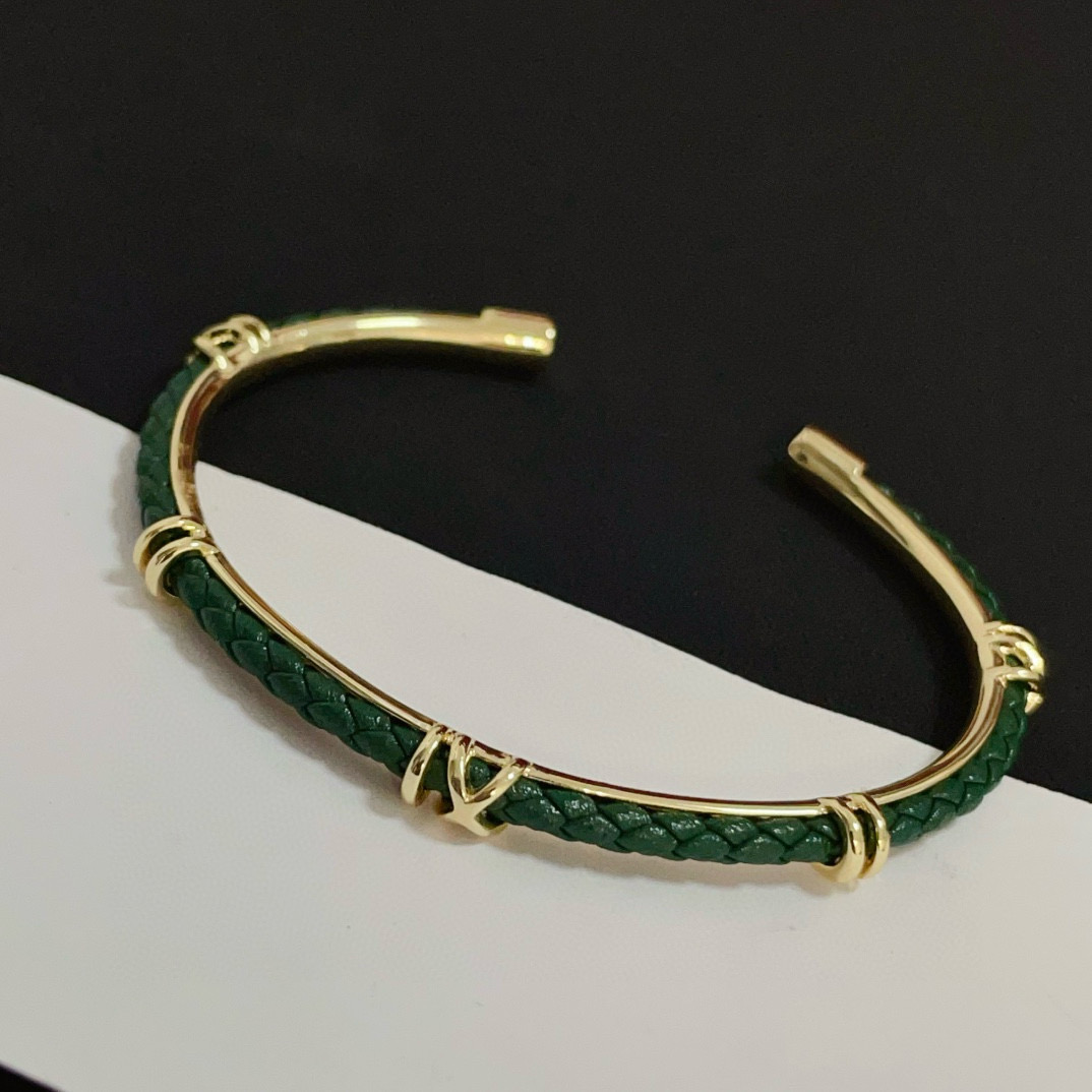 NO:589734,Green Cartier Bamboo Bracelet Celebrity Internet Celebrities Companions Popular Douyin Xiaohongshu High-end Customized Version Diamond-Inlaid Craftsmanship V Gold Material Classic and Fashionable Style Reconstruct the Aesthetics of Love with Sharp Lines!  Breaking the rules, the diamond-encrusted design actually achieves the ceiling of high-end sense - no need for flashy accumulation, love should be as pure as ever. Cartier is loved by many celebrities and Internet celebrities. The Leopard series bracelet is absolutely an eternal classic, and it is not limited to men and women, and there is no age limit!  Wear it and you are the protagonist!  , jewelry boutique, cartier, bracelet19860909绿色 卡地亚竹节手镯 明星网红同歀 抖音小红书爆款 高端定制版本 镶嵌钻工艺 V金材质 经典而时尚风格 用凌厉线条重构爱情美学！打破常规,镶嵌钻设计反而成就高级感天花板——无需浮华堆砌,爱本应纯粹如初 卡地亚受众多明星网红的爱戴 豹子系列手镯 绝对是永恒经典 而且男女不限 年龄不限 ！戴上它你就是主角！,饰品精品,cartier,bracelet,Jewelry