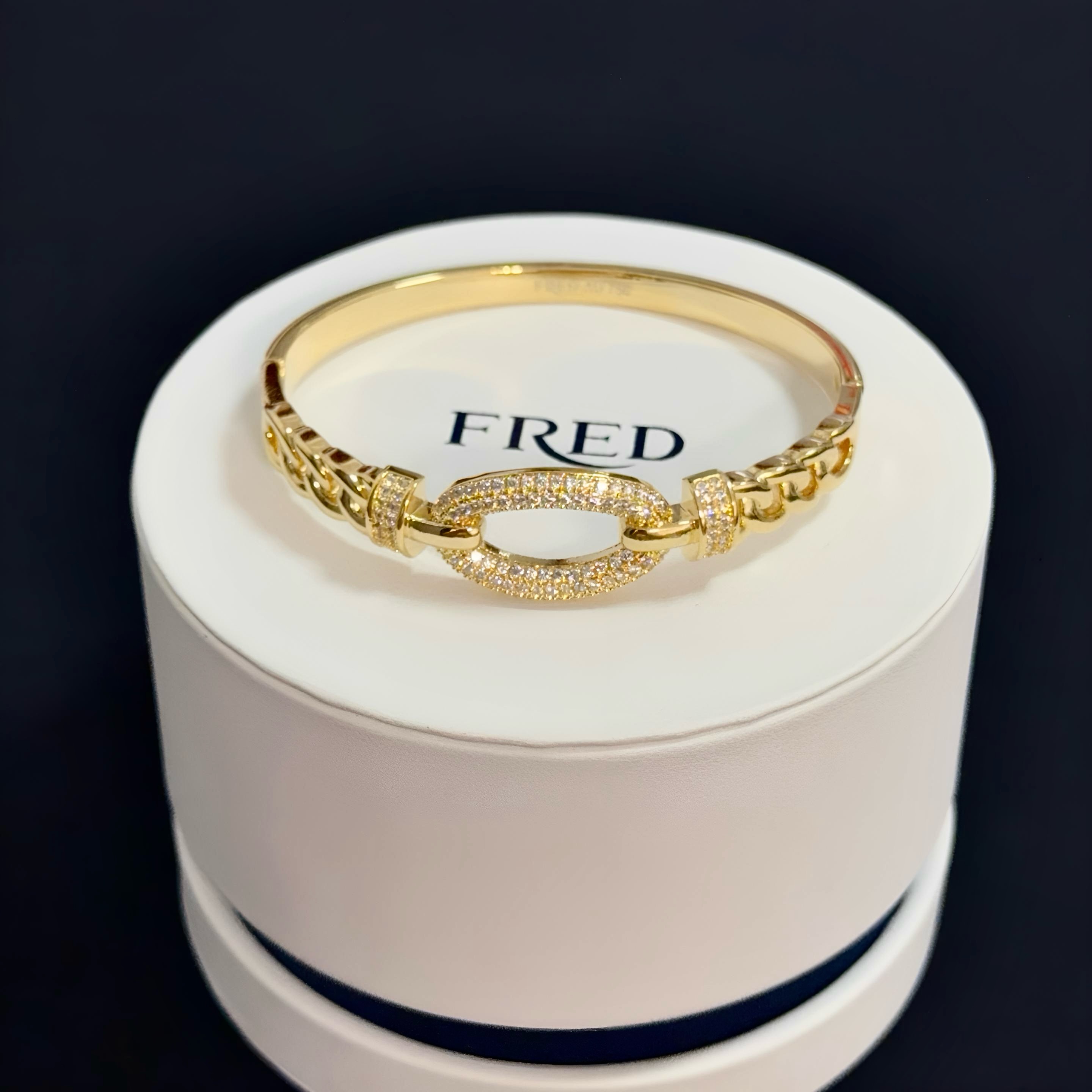 NO:603843,Popular Frederic full diamond horseshoe buckle bracelet, classic and versatile, a must-have item for fashionistas, fashionable and exquisite, 11 pairs of customized versions, thickened 18k electroplating process, different from the ordinary version on the market, the effect is very versatile!  !  , jewelry boutique, bracelet19860909火爆 费雷德满钻马蹄扣手镯 经典百搭,网红达人 时尚一族备必单品,时尚精致,11对版定制,加厚电镀18k工艺,区别市面上普通版本上手效果非常百搭！！,饰品精品,bracelet,Jewelry