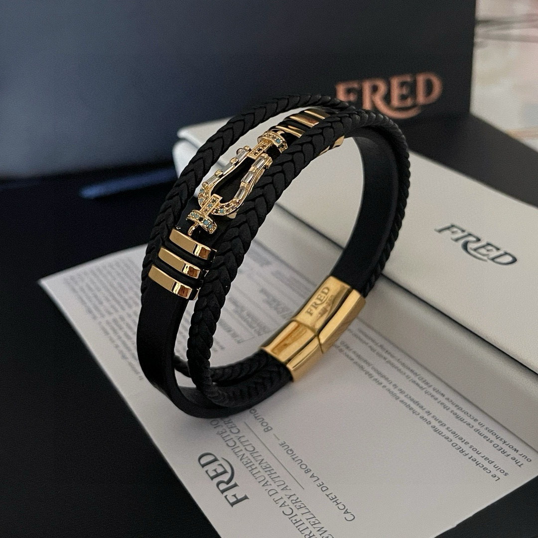 NO:603845,Batch Fred # black leather rope bracelet with classic horseshoe buckle logo. It is made of genuine leather hand-woven and metal lock buckle, which is more textured and shows fashionable taste. It can be held on whether it is daily commuting, casual or business formal wear!  Logo engraved!  Magnetic buckle design makes wearing more convenient!  , fine jewelry19860909批 费雷德# 黑色皮绳手绳手环 经典马蹄扣标志 采用真皮手工编织和金属锁扣的搭配,更有质感,彰显时尚品味,无论日常通勤休闲或商务正装都可以hold得住！logo刻印！ 磁扣设计,让佩戴更方便！,饰品精品,Jewelry