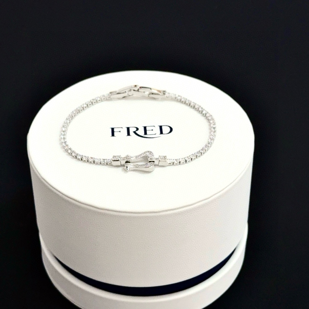 NO:603835,Popular Frederic diamond-encrusted horseshoe buckle bracelet, classic and versatile, a must-have item for fashionistas, fashionable and exquisite, 11 pairs of customized versions, thickened 18k electroplating process, different from the ordinary version on the market, the effect is very versatile!  !  , jewelry boutique, bracelet19860909火爆 费雷德满钻镶钻马蹄扣手链,经典百搭,网红达人 时尚一族备必单品,时尚精致,11对版定制,加厚电镀18k工艺,区别市面上普通版本上手效果非常百搭！！,饰品精品,bracelet,Jewelry