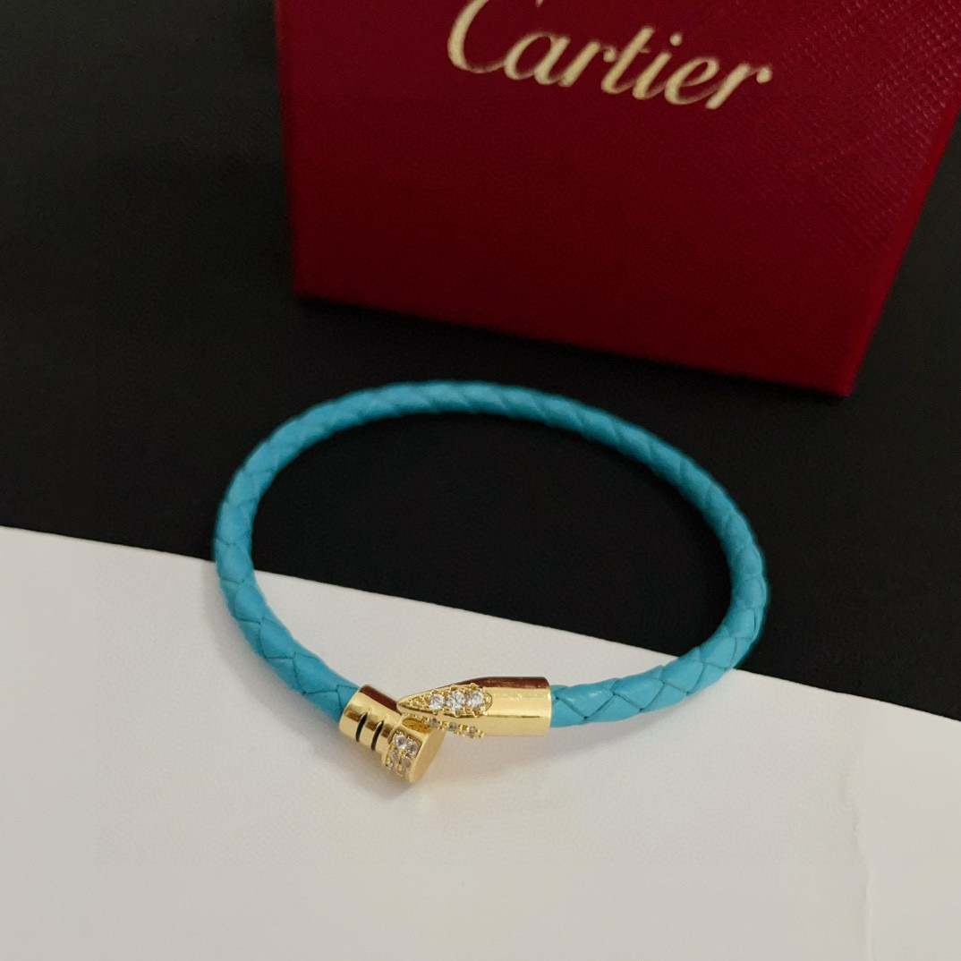 NO:603841,Cartier nail-encrusted diamond bracelet, same style as celebrity Internet celebrity, Xiaohongshu Douyin hot model, high-end customized version, diamond-encrusted craftsmanship, V-gold material, classic and fashionable style, reconstruct the aesthetics of love with sharp lines!  Breaking the rules, the diamond-encrusted design actually achieves the ceiling of high-end sense - no need for flashy accumulation, love should be as pure as ever. Cartier is loved by many celebrities and Internet celebrities. The Leopard series bracelet is absolutely an eternal classic, and it is not limited to men and women, and there is no age limit!  Wear it and you are the protagonist!  , jewelry boutique, cartier, bracelet19860909卡地亚钉子镶钻手镯 明星网红同款 小红书抖音爆款 高端定制版本 镶嵌钻工艺 V金材质 经典而时尚风格 用凌厉线条重构爱情美学！打破常规,镶嵌钻设计反而成就高级感天花板——无需浮华堆砌,爱本应纯粹如初 卡地亚受众多明星网红的爱戴 豹子系列手镯 绝对是永恒经典 而且男女不限 年龄不限 ！戴上它你就是主角！,饰品精品,cartier,bracelet,Jewelry
