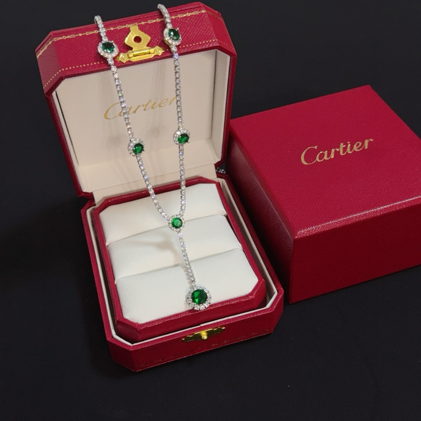 NO:603844,Cartier emerald and diamond necklace, high-end customized version, inlaid with diamond craftsmanship, V-gold material, classic and fashionable style, reconstructing the aesthetics of love with sharp lines!  Breaking the rules, the diamond-encrusted design actually achieves the ceiling of high-end sense - no need for flashy accumulation, love should be as pure as ever. Cartier is loved by many celebrities and Internet celebrities. The Leopard series bracelet is absolutely an eternal classic, and it is not limited to men and women, and there is no age limit!  Wear it and you will be the center of attention!  , jewelry boutique,cartier,necklace,bracelet19860909卡地亚祖母绿钻项链 高端定制版本 镶嵌钻工艺 V金材质 经典而时尚风格 用凌厉线条重构爱情美学！打破常规,镶嵌钻设计反而成就高级感天花板——无需浮华堆砌,爱本应纯粹如初 卡地亚受众多明星网红的爱戴 豹子系列手镯 绝对是永恒经典 而且男女不限 年龄不限 ！戴上它你就是焦点！,饰品精品,cartier,necklace,bracelet,Jewelry