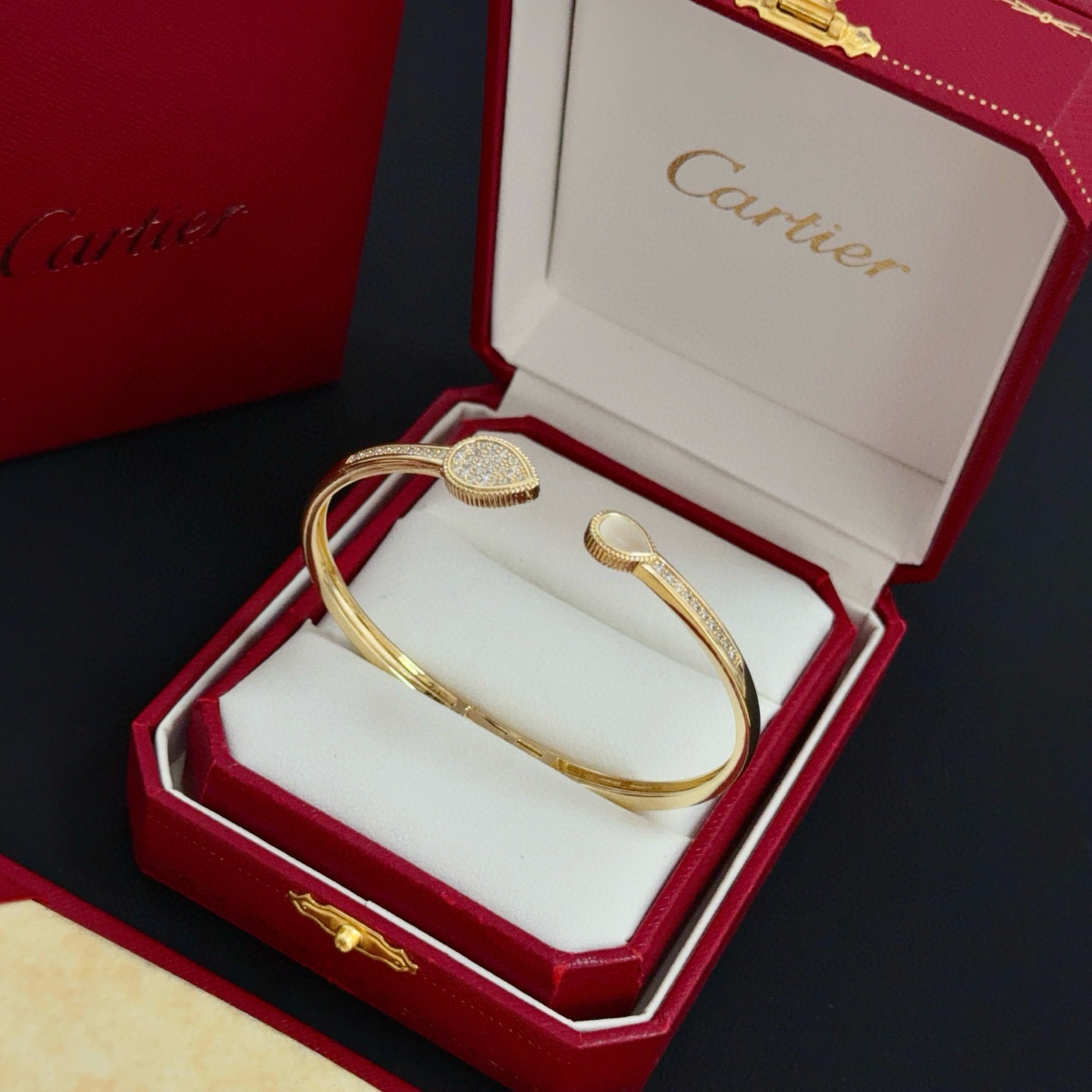 💰165 卡地亚镶钻手镯 高端定制版本 镶嵌钻工艺 V金材质 经典而时尚风格 用凌厉线条重构爱情美学!打破常规,镶嵌钻设计反而成就高级感天花板——无需浮华堆砌,爱本应纯粹如初 卡地亚受众多明星网红的爱戴 豹子系列手镯 绝对是永恒经典 而且男女不限 年龄不限 !戴上它你就是焦点!