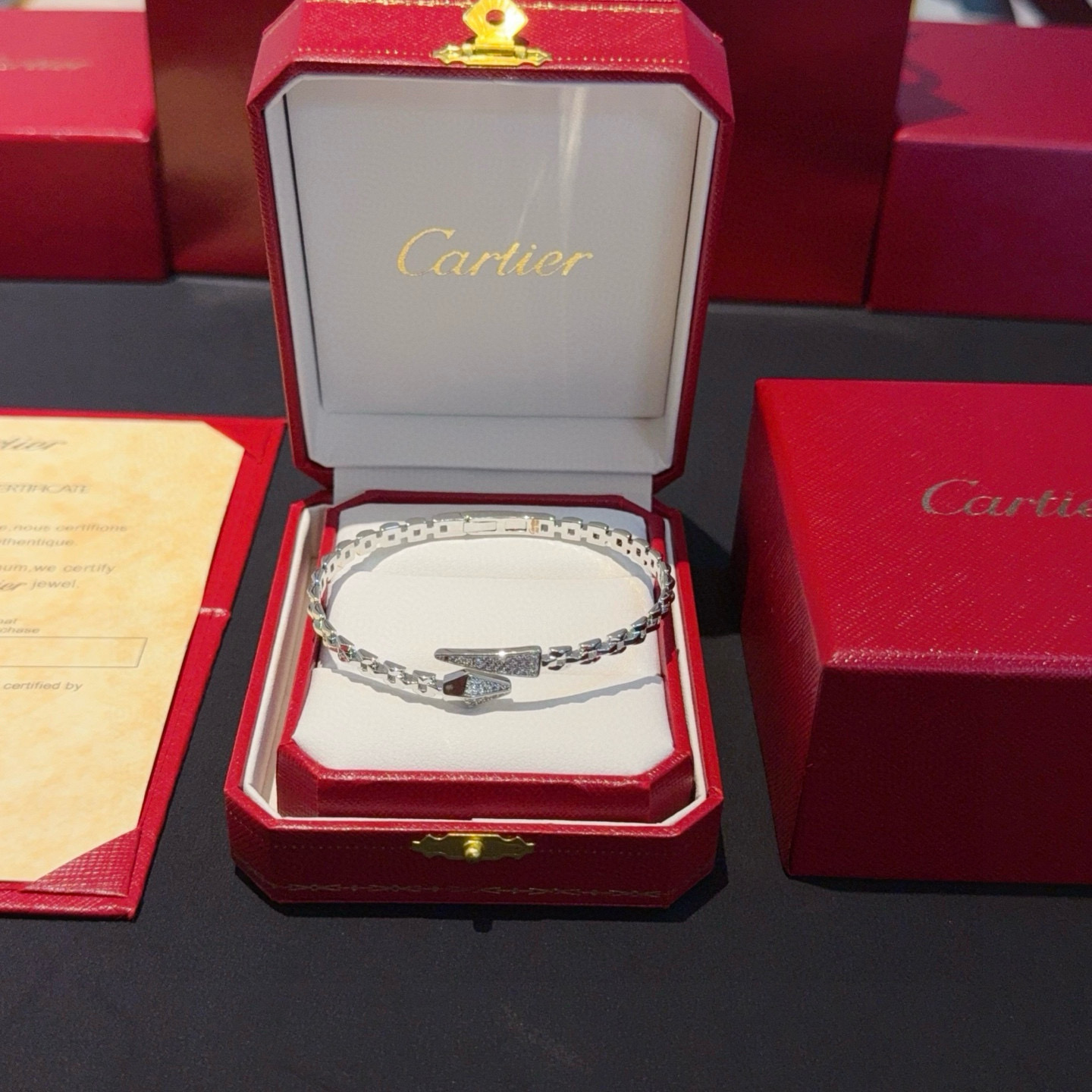 NO:603855,Cartier diamond-encrusted bracelet, high-end customized version, diamond-encrusted craftsmanship, V gold material, classic and fashionable style, reconstruct the aesthetics of love with sharp lines!  Breaking the rules, the diamond-encrusted design actually achieves the ceiling of high-end sense - no need for flashy accumulation, love should be as pure as ever. Cartier is loved by many celebrities and Internet celebrities. The Leopard series bracelet is absolutely an eternal classic, and it is not limited to men and women, and there is no age limit!  Wear it and you will be the center of attention!  , jewelry boutique, cartier, bracelet19860909卡地亚镶钻手镯 高端定制版本 镶嵌钻工艺 V金材质 经典而时尚风格 用凌厉线条重构爱情美学！打破常规,镶嵌钻设计反而成就高级感天花板——无需浮华堆砌,爱本应纯粹如初 卡地亚受众多明星网红的爱戴 豹子系列手镯 绝对是永恒经典 而且男女不限 年龄不限 ！戴上它你就是焦点！,饰品精品,cartier,bracelet,Jewelry