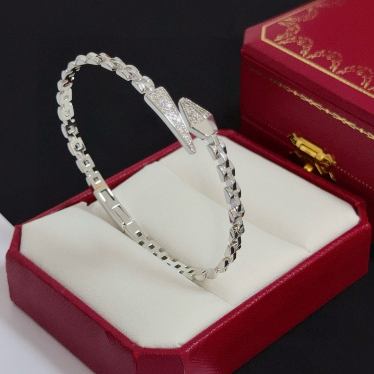 💰165 卡地亚镶钻手镯 高端定制版本 镶嵌钻工艺 V金材质 经典而时尚风格 用凌厉线条重构爱情美学!打破常规,镶嵌钻设计反而成就高级感天花板——无需浮华堆砌,爱本应纯粹如初 卡地亚受众多明星网红的爱戴 豹子系列手镯 绝对是永恒经典 而且男女不限 年龄不限 !戴上它你就是焦点!