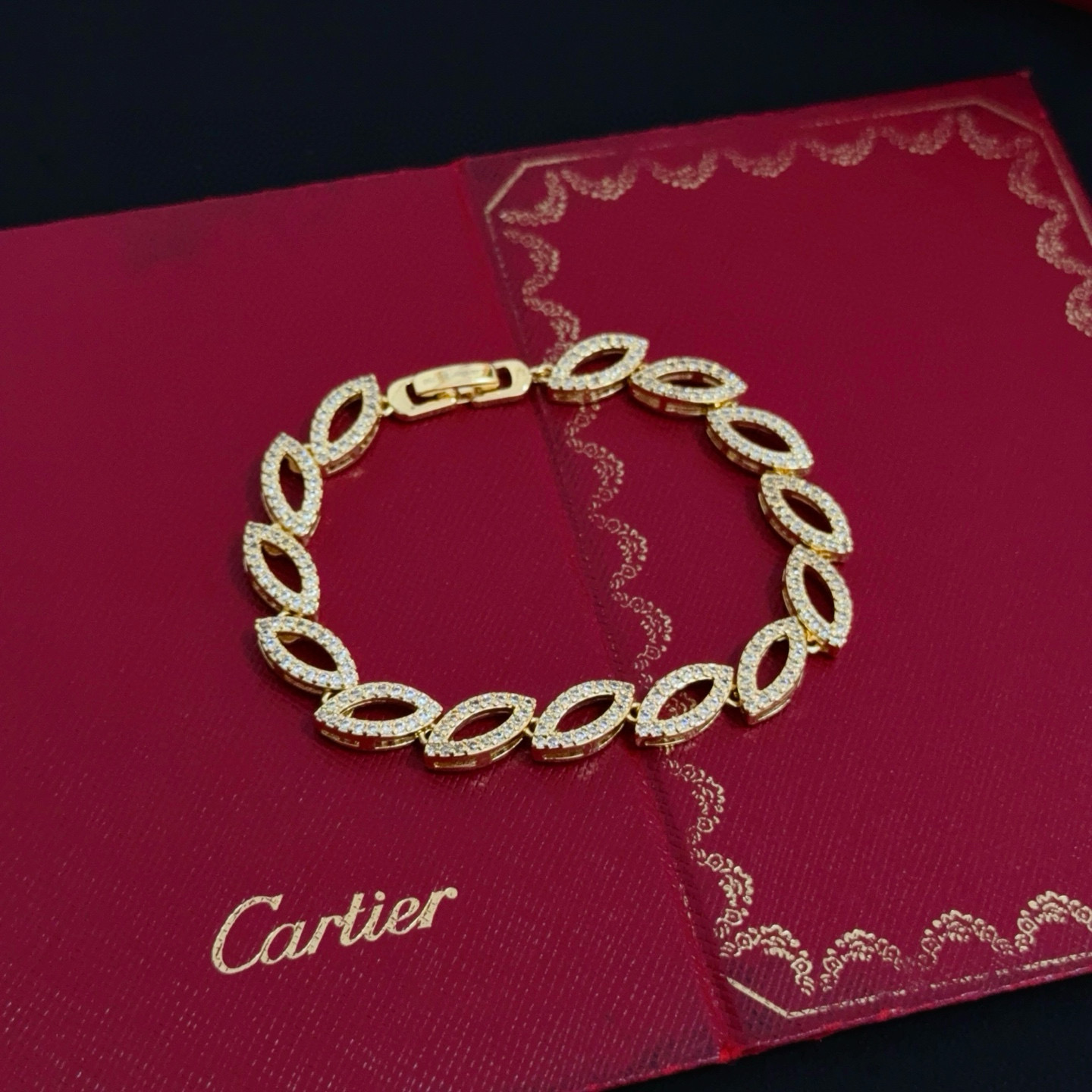 NO:603861,Cartier diamond-encrusted bracelet, high-end customized version, diamond-encrusted craftsmanship, V-gold material, classic and fashionable style, reconstructing the aesthetics of love with sharp lines!  Breaking the rules, the diamond-encrusted design actually achieves the ceiling of high-end sense - no need for flashy accumulation, love should be as pure as ever. Cartier is loved by many celebrities and Internet celebrities. The Leopard series bracelet is absolutely an eternal classic, and it is not limited to men and women, and there is no age limit!  Wear it and you will be the center of attention!  , jewelry boutique,cartier,bracelet,bracelet19860909卡地亚镶钻手链 高端定制版本 镶嵌钻工艺 V金材质 经典而时尚风格 用凌厉线条重构爱情美学！打破常规,镶嵌钻设计反而成就高级感天花板——无需浮华堆砌,爱本应纯粹如初 卡地亚受众多明星网红的爱戴 豹子系列手镯 绝对是永恒经典 而且男女不限 年龄不限 ！戴上它你就是焦点！,饰品精品,cartier,bracelet,bracelet,Jewelry