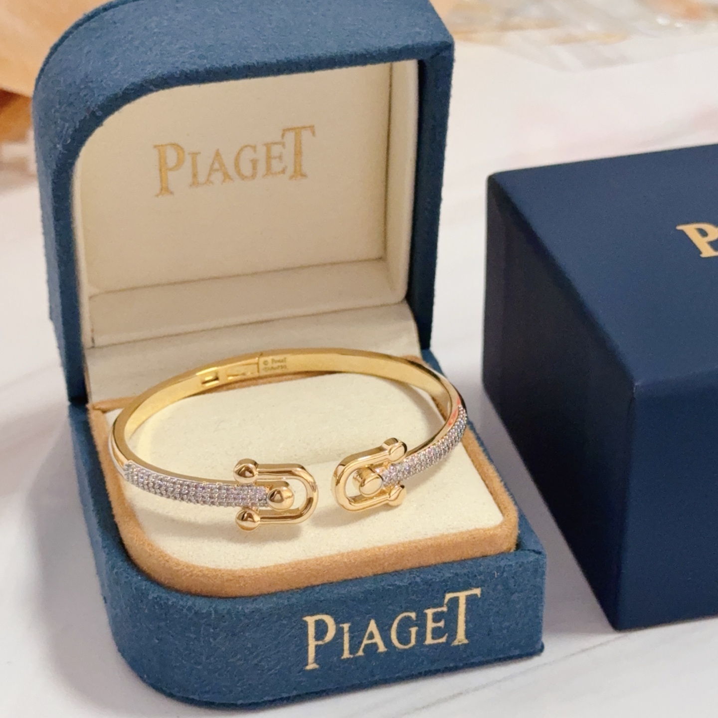 NO:603865,Piaget bracelet is a high-end customized version with inlaid diamond craftsmanship and V-gold material. The details are luxurious. The metal texture and texture complement each other and shine under the light, reflecting the luxury and elegance. Whether it is a business occasion or a sweet date, it can highlight delicacy and elegance. It is so beautiful when you get it. It is definitely your dream bracelet., jewelry boutique, Piaget, bracelet19860909Piaget伯爵手镯 高端定制版本 镶嵌钻工艺 ,V金材质 ,细节处尽显奢华.金属质感与纹理相互映衬,光线之下,熠熠生辉,体现了奢华与典雅的气质.无论是商务场合还是甜蜜约会都能凸显精致和优雅~上手都太美了,绝对是你的梦中情镯.,饰品精品,piaget,bracelet,Jewelry