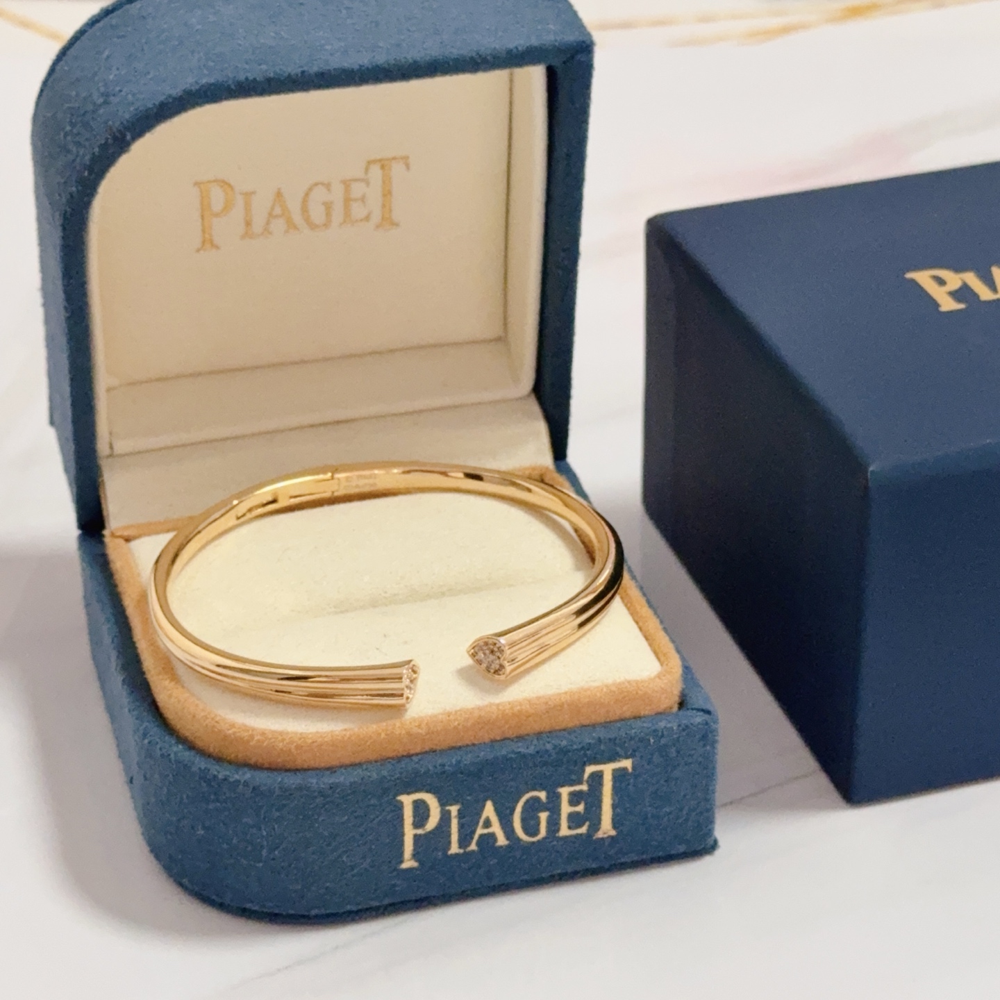 NO:603869,Piaget bracelet is a high-end customized version with inlaid diamond craftsmanship and V-gold material. The details are luxurious. The metal texture and texture complement each other and shine under the light, reflecting the luxury and elegance. Whether it is a business occasion or a sweet date, it can highlight delicacy and elegance. It is so beautiful when you get it. It is definitely your dream bracelet., jewelry boutique, Piaget, bracelet19860909Piaget伯爵手镯 高端定制版本 镶嵌钻工艺 ,V金材质 ,细节处尽显奢华.金属质感与纹理相互映衬,光线之下,熠熠生辉,体现了奢华与典雅的气质.无论是商务场合还是甜蜜约会都能凸显精致和优雅~上手都太美了,绝对是你的梦中情镯.,饰品精品,piaget,bracelet,Jewelry