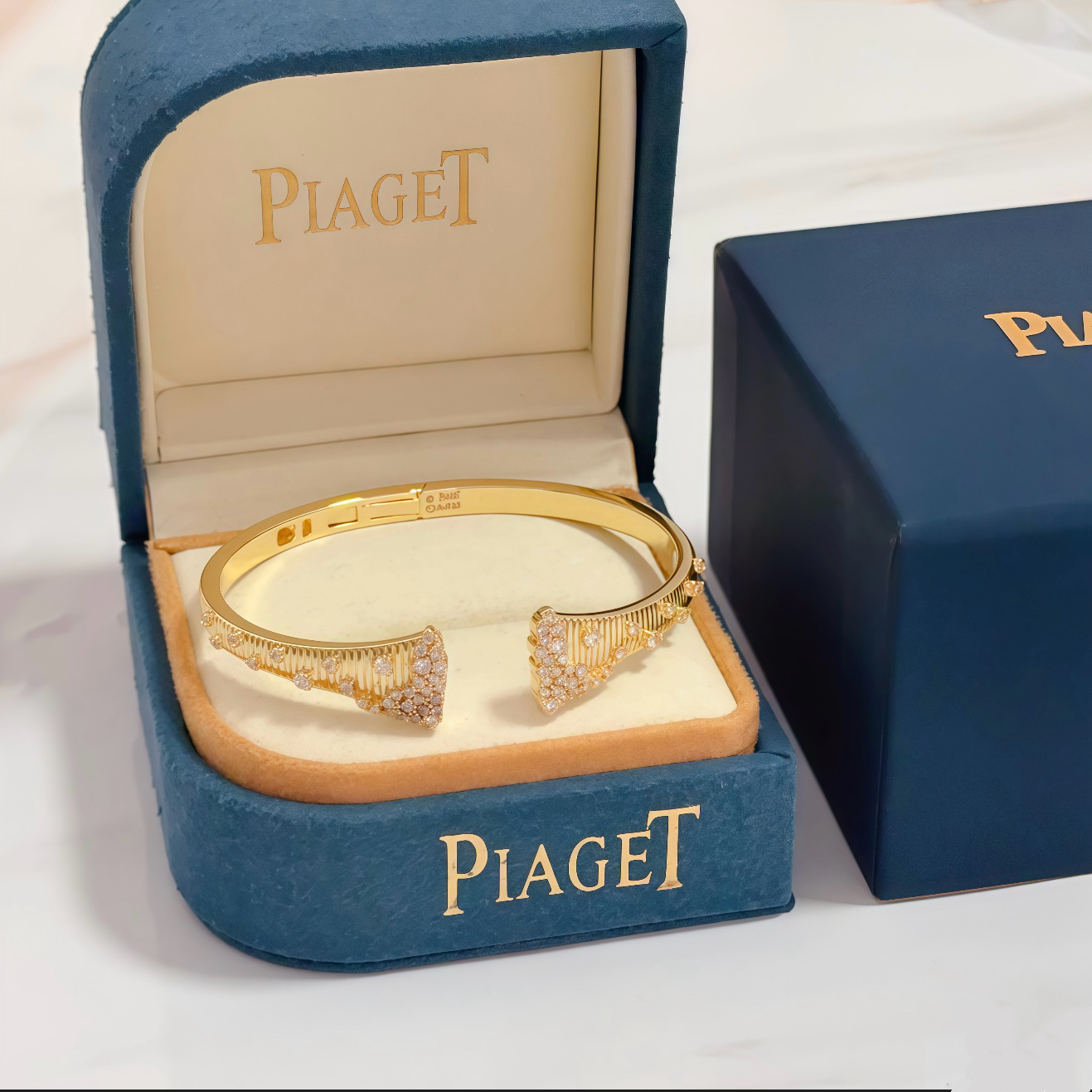 NO:603852,Piaget bracelet is a high-end customized version with inlaid diamond craftsmanship and V-gold material. The details are luxurious. The metal texture and texture complement each other and shine under the light, reflecting the luxury and elegance. Whether it is a business occasion or a sweet date, it can highlight delicacy and elegance. It is so beautiful when you get it. It is definitely your dream bracelet., jewelry boutique, Piaget, bracelet19860909Piaget伯爵手镯 高端定制版本 镶嵌钻工艺 ,V金材质 ,细节处尽显奢华.金属质感与纹理相互映衬,光线之下,熠熠生辉,体现了奢华与典雅的气质.无论是商务场合还是甜蜜约会都能凸显精致和优雅~上手都太美了,绝对是你的梦中情镯.,饰品精品,piaget,bracelet,Jewelry