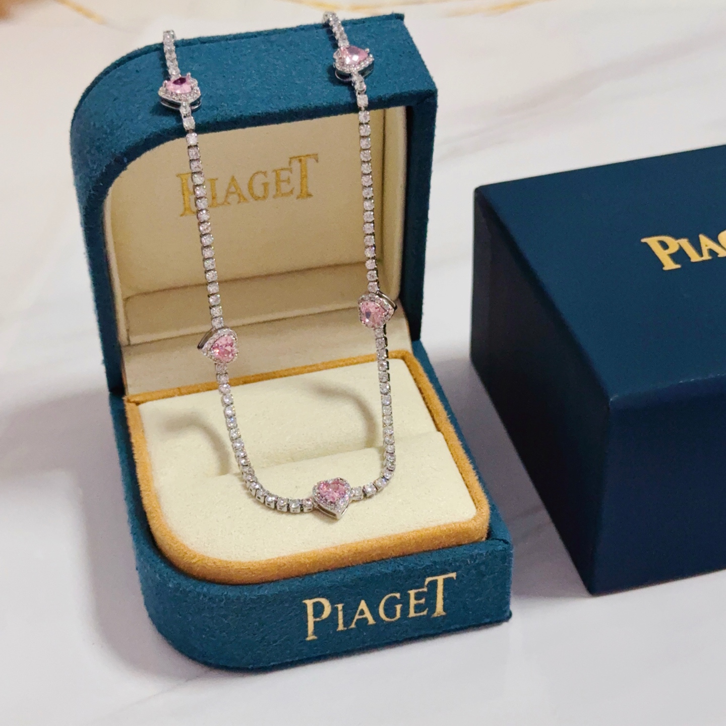 NO:603854,Piaget necklace is a high-end customized version with diamond inlay technology and V-gold material. The details are full of luxury. The metal texture and texture complement each other and shine under the light. It is low-key yet luxurious and charming. Whether it is a business occasion or a sweet date, it can highlight sophistication and elegance~, jewelry boutique, Piaget, necklace19860909Piaget伯爵项链 高端定制版本 镶嵌钻工艺 ,V金材质 ,细节处尽显奢华.金属质感与纹理相互映衬,光线之下,熠熠生辉,低调又不失奢华魅力,无论是商务场合还是甜蜜约会都能凸显精致和优雅~,饰品精品,piaget,necklace,Jewelry