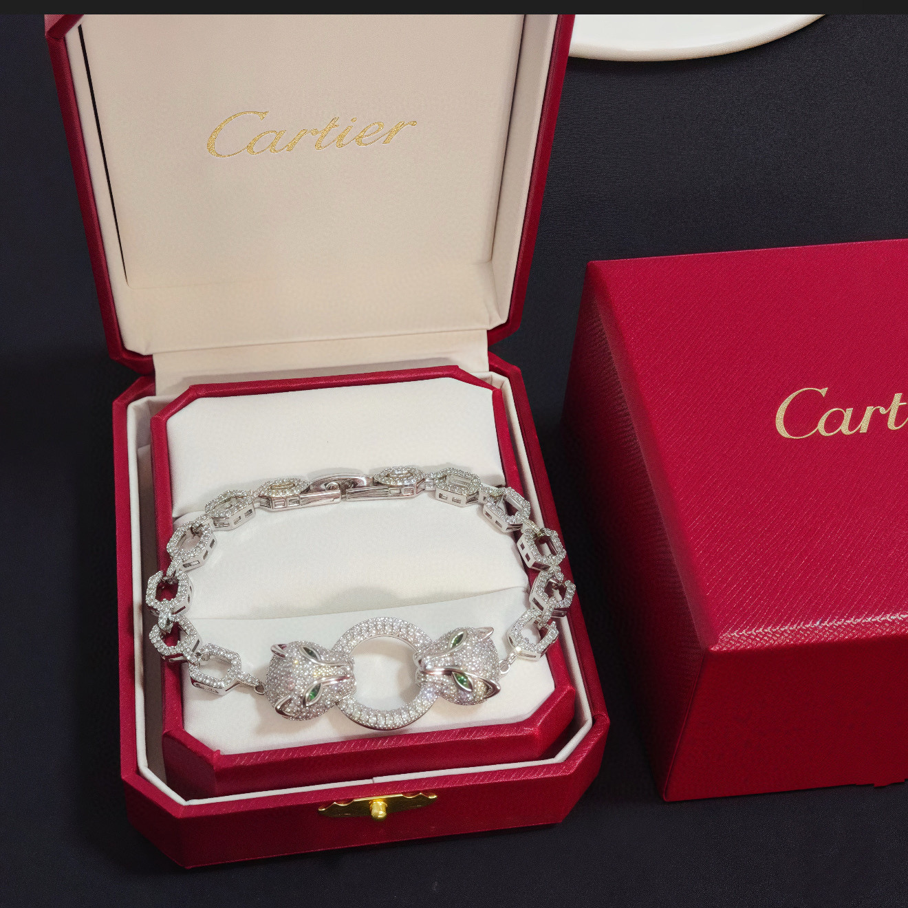 NO:603856,Cartier diamond-encrusted cheetah bracelet, high-end customized version, diamond-encrusted craftsmanship, V-gold material, classic and fashionable style, using sharp lines to reconstruct the aesthetics of love!  Breaking the rules, the diamond-encrusted design actually achieves the ceiling of high-end sense - no need for flashy accumulation, love should be as pure as ever. Cartier is loved by many celebrities and Internet celebrities. The Leopard series bracelet is absolutely an eternal classic, and it is not limited to men and women, and there is no age limit!  Wear it and you will be the center of attention!  , jewelry boutique,cartier,bracelet,bracelet19860909卡地亚镶钻猎豹手链 高端定制版本 镶嵌钻工艺 V金材质 经典而时尚风格 用凌厉线条重构爱情美学！打破常规,镶嵌钻设计反而成就高级感天花板——无需浮华堆砌,爱本应纯粹如初 卡地亚受众多明星网红的爱戴 豹子系列手镯 绝对是永恒经典 而且男女不限 年龄不限 ！戴上它你就是焦点！,饰品精品,cartier,bracelet,bracelet,Jewelry