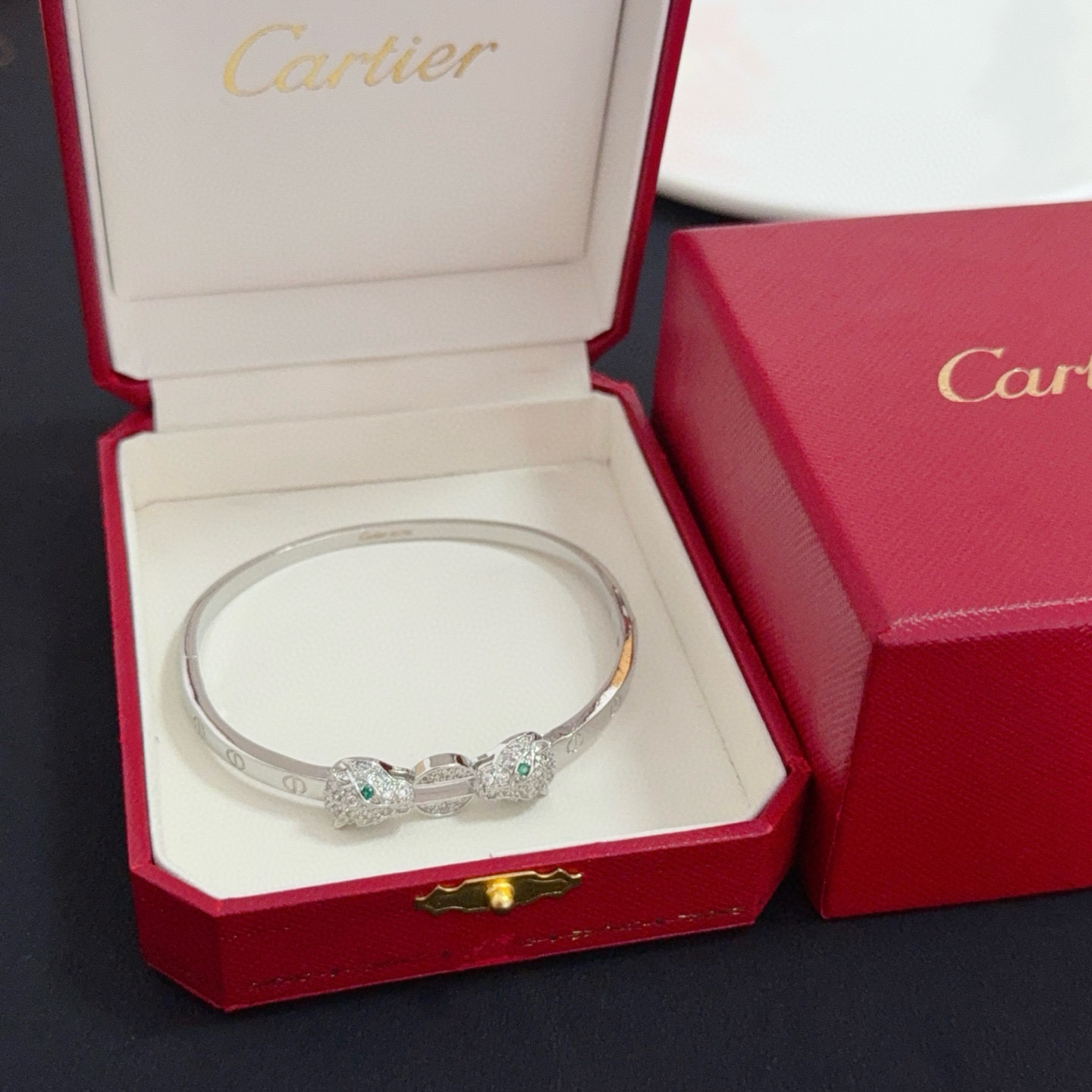 NO:603862,Cartier diamond-encrusted cheetah bracelet, high-end customized version, diamond-encrusted craftsmanship, V-gold material, classic and fashionable style, using sharp lines to reconstruct the aesthetics of love!  Breaking the rules, the diamond-encrusted design actually achieves the ceiling of high-end sense - no need for flashy accumulation, love should be as pure as ever. Cartier is loved by many celebrities and Internet celebrities. The Leopard series bracelet is absolutely an eternal classic, and it is not limited to men and women, and there is no age limit!  Wear it and you will be the center of attention!  , jewelry boutique, cartier, bracelet19860909卡地亚镶钻猎豹手镯 高端定制版本 镶嵌钻工艺 V金材质 经典而时尚风格 用凌厉线条重构爱情美学！打破常规,镶嵌钻设计反而成就高级感天花板——无需浮华堆砌,爱本应纯粹如初 卡地亚受众多明星网红的爱戴 豹子系列手镯 绝对是永恒经典 而且男女不限 年龄不限 ！戴上它你就是焦点！,饰品精品,cartier,bracelet,Jewelry