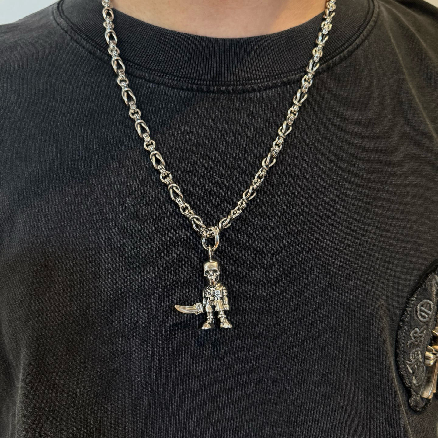 NO:603720,New [counter quality] Chrome Hearts classic retro multi-element necklace, skull pendant, concave and convex shapes, different pattern design styles, showing a distinctive cross, Scout flower is the symbol of Chrome Hearts, so it is more durable. Genuine pattern-printed Chrome Hearts distinguishes the ordinary light version in the market. Match the version and standard quality. Look at the printing details, the degree of retro gray oxidation. Seiko version!  !  !  Purely handmade ~ Authentic open mold fashion essentials. Can be worn by both men and women. Same style for couples. Official website original. Rock punk Thai silver style. Retro elements. Trendy and versatile!  , jewelry boutique, chrome hearts, chrome hearts, necklace19860909新款【专柜品质】Chrome Hearts克罗心经典复古多元素项链 骷髅头吊坠 凹凸造型不同的花纹设计风格 呈现出与众不同 十字架 童军花是克罗心的志 所以更经久不衰 正品打版Chrome Hearts克罗心 区别市场普通轻版 对版对标品质 看字印细节 复古做旧灰氧程度.精工版本！！！ 纯手工打造 ～正品开模潮流时尚必备 男女均可佩戴 情侣同款 官网原版 摇滚朋克泰银风格 复古元素 潮流百搭！,饰品精品,chrome hearts,chrome hearts,necklace,Jewelry