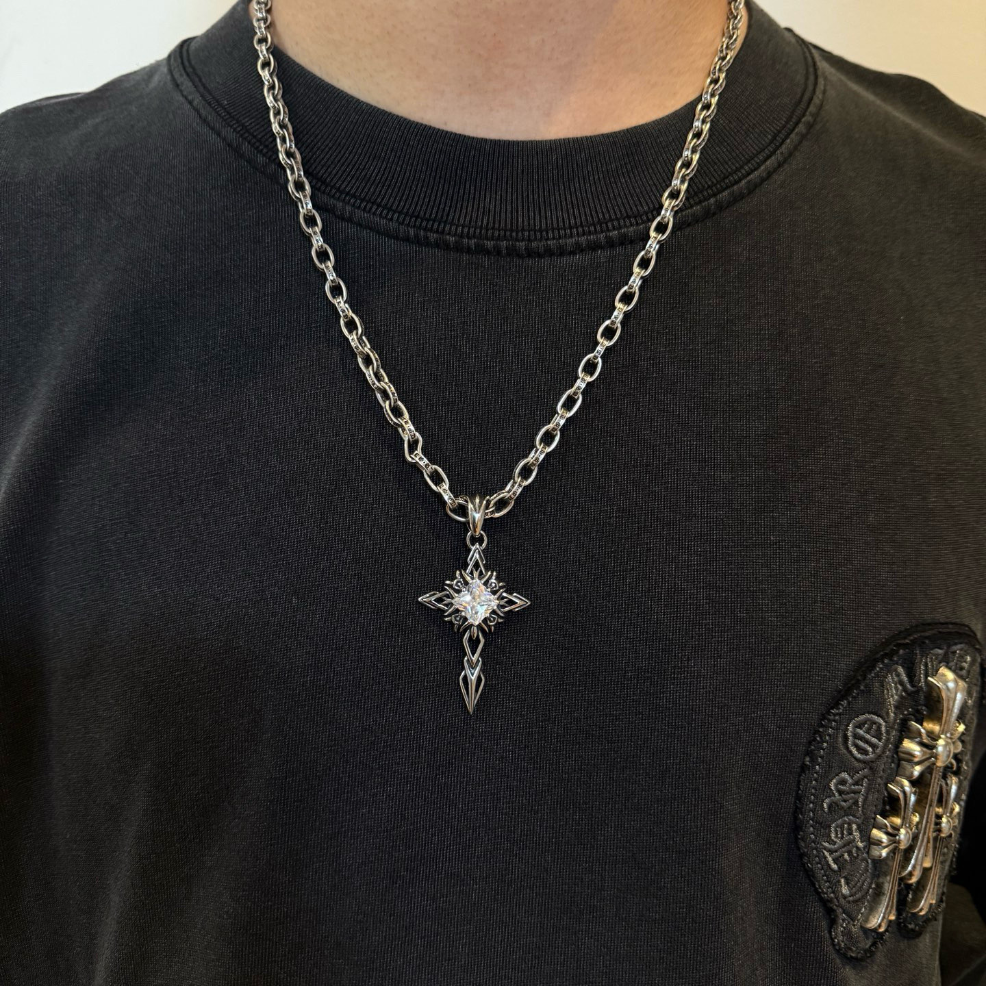 NO:603725,New [counter quality] Chrome Hearts classic letter necklace, white diamond cross pendant, different pattern design styles with concave and convex shapes, showing a distinctive cross and Scout flower is the symbol of Chrome Hearts, so it is more durable. Genuine pattern-printed Chrome Hearts distinguishes the ordinary light version in the market. Match the version and standard quality. Look at the printing details. The degree of retro gray oxidation. Seiko version!  !  !  Purely handmade ~ Authentic open mold fashion essentials. Can be worn by both men and women. Same style for couples. Official website original. Rock punk Thai silver style. Retro elements. Trendy and versatile!  , jewelry boutique, chrome hearts, chrome hearts, necklace19860909新款【专柜品质】Chrome Hearts克罗心经典字母项链 白钻十字架吊坠 凹凸造型不同的花纹设计风格 呈现出与众不同 十字架 童军花是克罗心的志 所以更经久不衰 正品打版Chrome Hearts克罗心 区别市场普通轻版 对版对标品质 看字印细节 复古做旧灰氧程度.精工版本！！！ 纯手工打造 ～正品开模潮流时尚必备 男女均可佩戴 情侣同款 官网原版 摇滚朋克泰银风格 复古元素 潮流百搭！,饰品精品,chrome hearts,chrome hearts,necklace,Jewelry