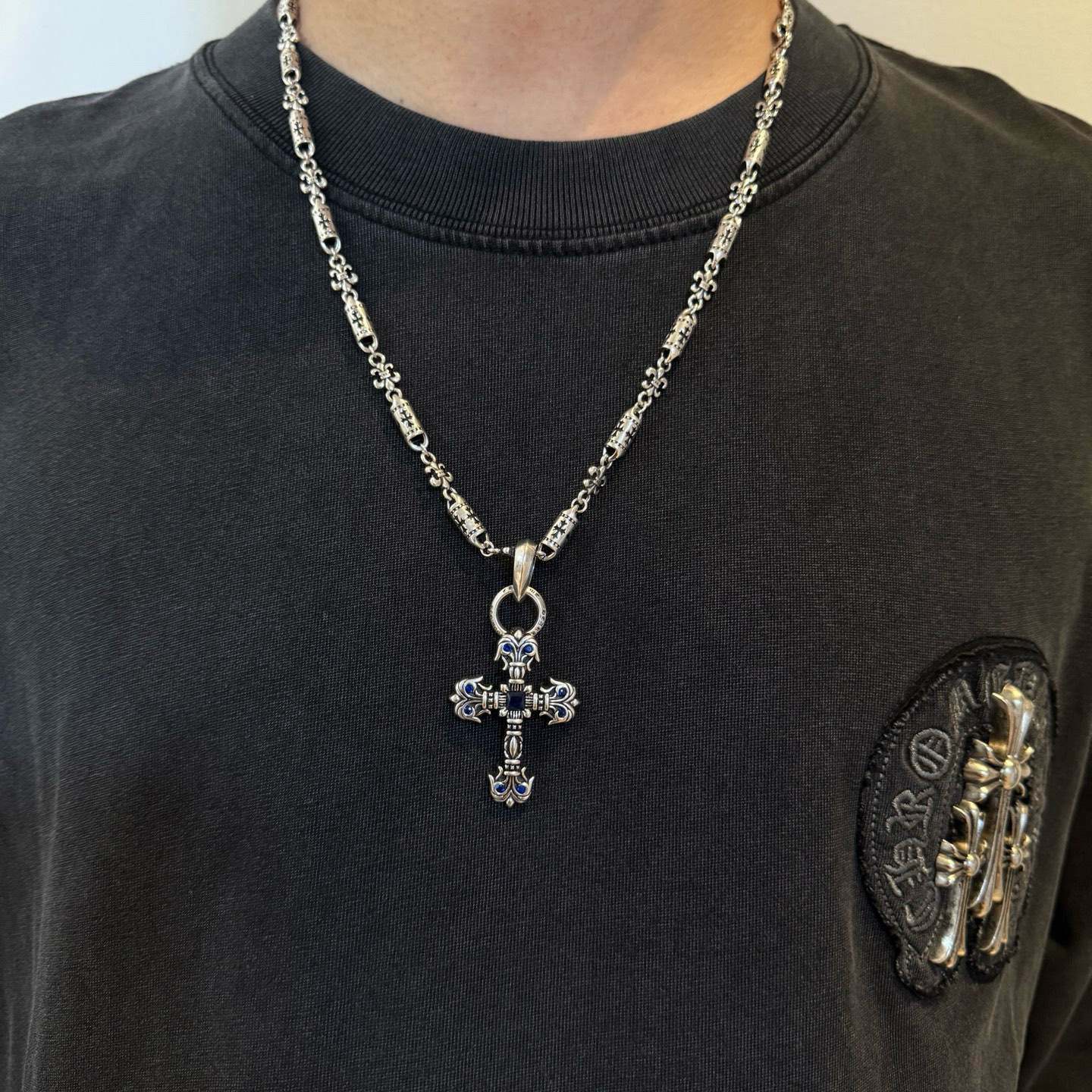 NO:603730,New [counter quality] Chrome Hearts classic retro multi-element necklace, blue diamond flame cross pendant, concave and convex shapes with different pattern design styles, showing a distinctive cross. The Scout flower is the symbol of Chrome Hearts, so it is more durable. Genuine pattern-printed Chrome Hearts distinguishes the ordinary light version in the market. Match the version and standard quality. Look at the printing details. The degree of retro ash oxidation. Seiko version!  !  !  Purely handmade ~ Authentic open mold fashion essentials. Can be worn by both men and women. Same style for couples. Official website original. Rock punk Thai silver style. Retro elements. Trendy and versatile!  , jewelry boutique, chrome hearts, chrome hearts, necklace19860909新款【专柜品质】Chrome Hearts克罗心经典复古多元素项链 蓝钻火焰十字架吊坠 凹凸造型不同的花纹设计风格 呈现出与众不同 十字架 童军花是克罗心的志 所以更经久不衰 正品打版Chrome Hearts克罗心 区别市场普通轻版 对版对标品质 看字印细节 复古做旧灰氧程度.精工版本！！！ 纯手工打造 ～正品开模潮流时尚必备 男女均可佩戴 情侣同款 官网原版 摇滚朋克泰银风格 复古元素 潮流百搭！,饰品精品,chrome hearts,chrome hearts,necklace,Jewelry