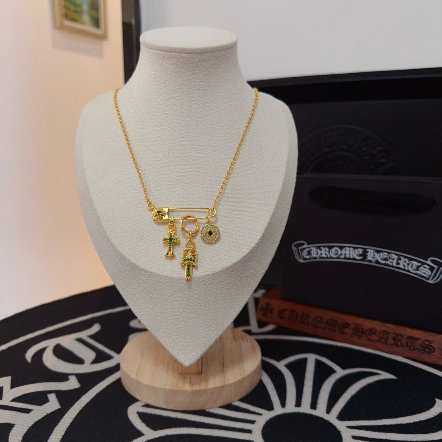 NO:603727,[Counter quality] Chrome Hearts Chrome Hearts brooch cross necklace, with different concave and convex shapes, different pattern design styles, showing a distinctive cross. The Scout flower is the symbol of Chrome Hearts, so it is more durable. Genuine pattern-printed Chrome Hearts distinguishes the ordinary light version in the market. Check the quality of the version. Look at the printing details, the degree of retro gray oxidation. Seiko version!  !  !  Purely handmade ~ Authentic open mold fashion essentials. Can be worn by both men and women. Same style for couples. Official website original. Rock punk Thai silver style. Retro elements. Trendy and versatile!  , jewelry boutique, chrome hearts, chrome hearts, necklace19860909【专柜品质】Chrome Hearts克罗心别针十字架项链 ,凹凸造型不同的花纹设计风格 呈现出与众不同 十字架 童军花是克罗心的志 所以更经久不衰 正品打版Chrome Hearts克罗心 区别市场普通轻版 对版对标品质 看字印细节 复古做旧灰氧程度.精工版本！！！ 纯手工打造 ～正品开模潮流时尚必备 男女均可佩戴 情侣同款 官网原版 摇滚朋克泰银风格 复古元素 潮流百搭！,饰品精品,chrome hearts,chrome hearts,necklace,Jewelry