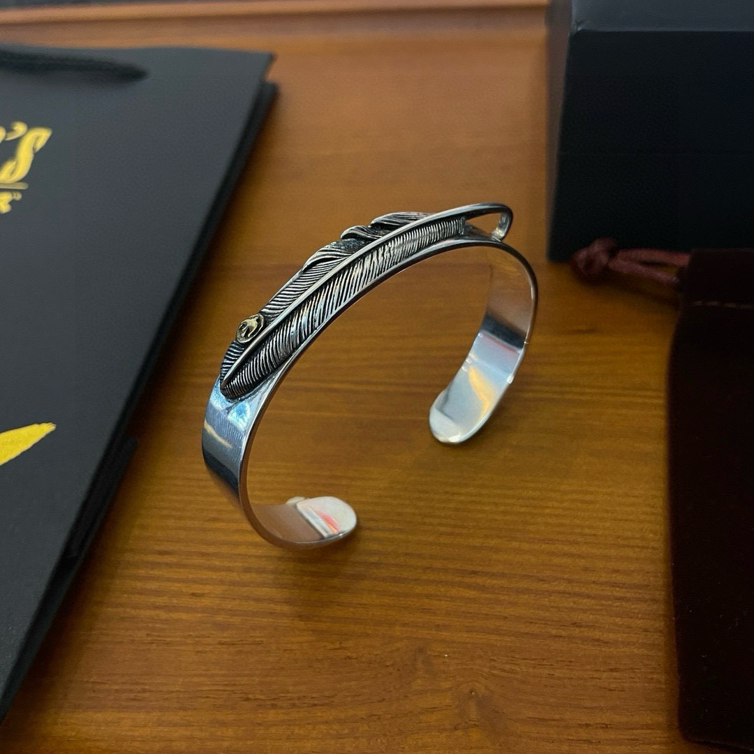 批💰125   【新品上架】Goro&rsquo;s高桥吾郎点金羽毛手镯 顶级版本 认准独家拍摄 主攻高端市场 绝对区别普通版本！图片产品细节与ZP一致！原版制作工艺 精工品质 纯手工打造 ～正品开模💝潮流时尚必备 男女均可佩戴 情侣款同款 摇滚朋克泰银风格 复古元素 潮流百搭 官网同款❤️