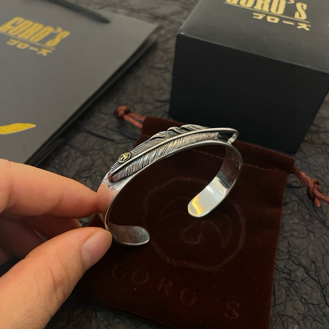 批💰125   【新品上架】Goro&rsquo;s高桥吾郎点金羽毛手镯 顶级版本 认准独家拍摄 主攻高端市场 绝对区别普通版本！图片产品细节与ZP一致！原版制作工艺 精工品质 纯手工打造 ～正品开模💝潮流时尚必备 男女均可佩戴 情侣款同款 摇滚朋克泰银风格 复古元素 潮流百搭 官网同款❤️
